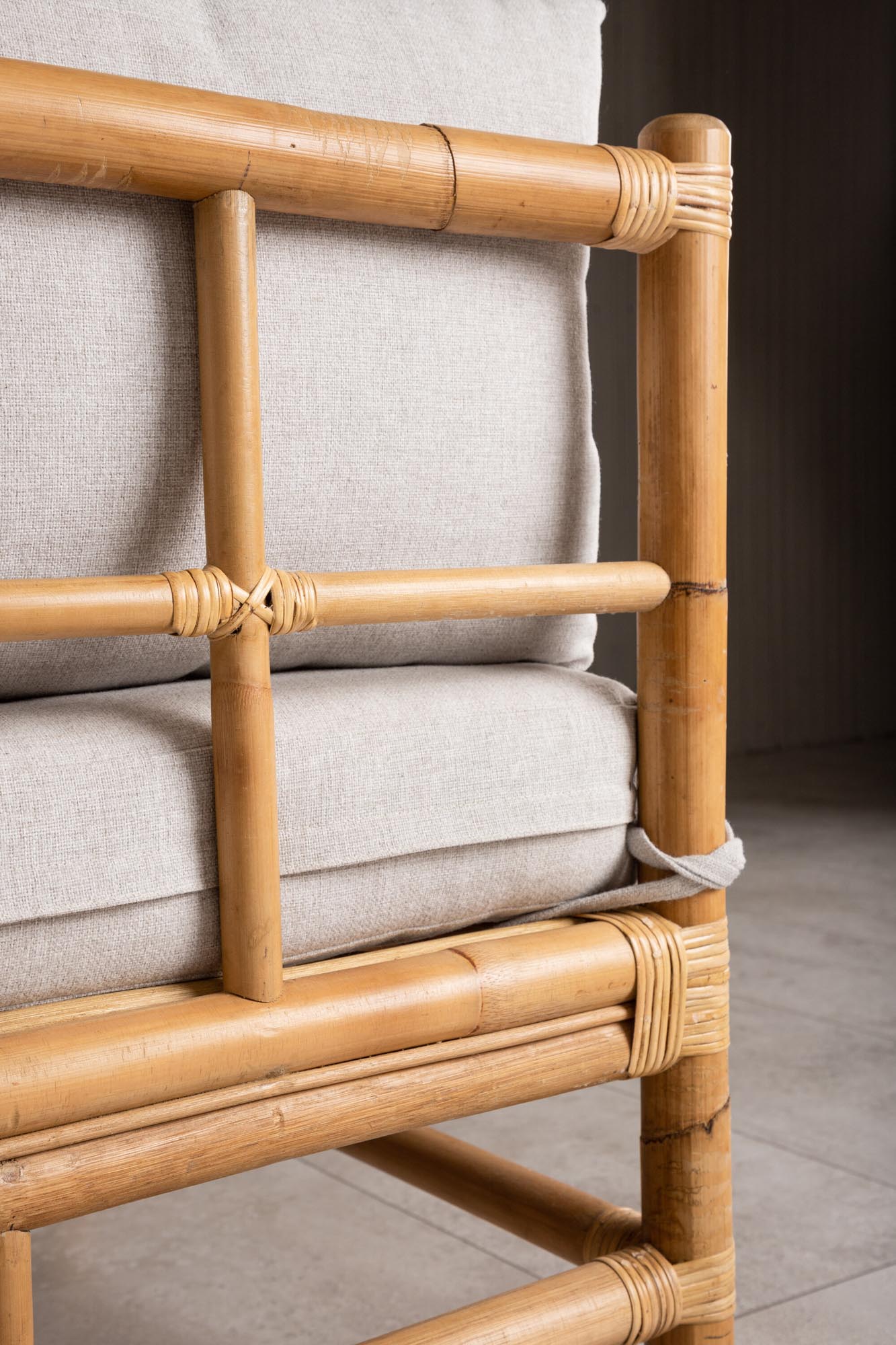 Entdecken Sie das Cane Ecksofa von Venture Home: Ein Unikat aus Rattan und Bambus, das Stil, Komfort und Langlebigkeit in Ihr Zuhause bringt.