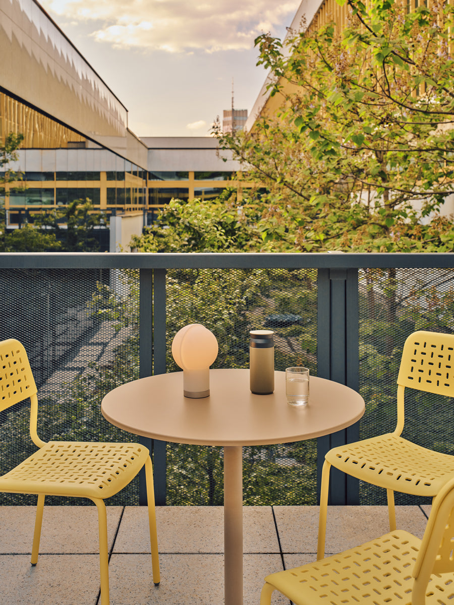 Bolt OST77 - Cafeteriatisch in Gelb präsentiert im Onlineshop von KAQTU Design AG. Gartentisch ist von Mdd