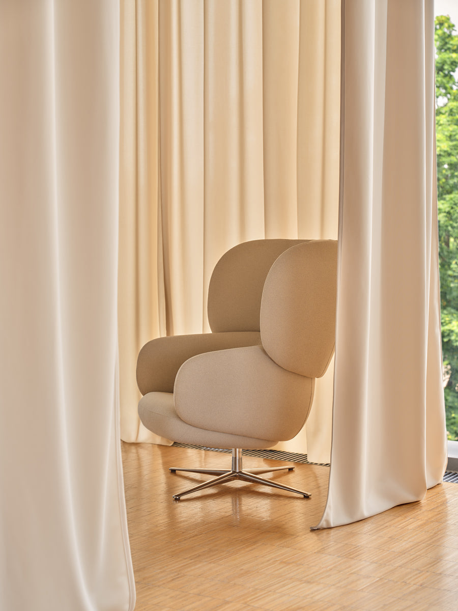 Grand Grace GRF03 - Sessel mit Kopfstütze Drehbasis in Sepia präsentiert im Onlineshop von KAQTU Design AG. Drehsessel ist von Mdd