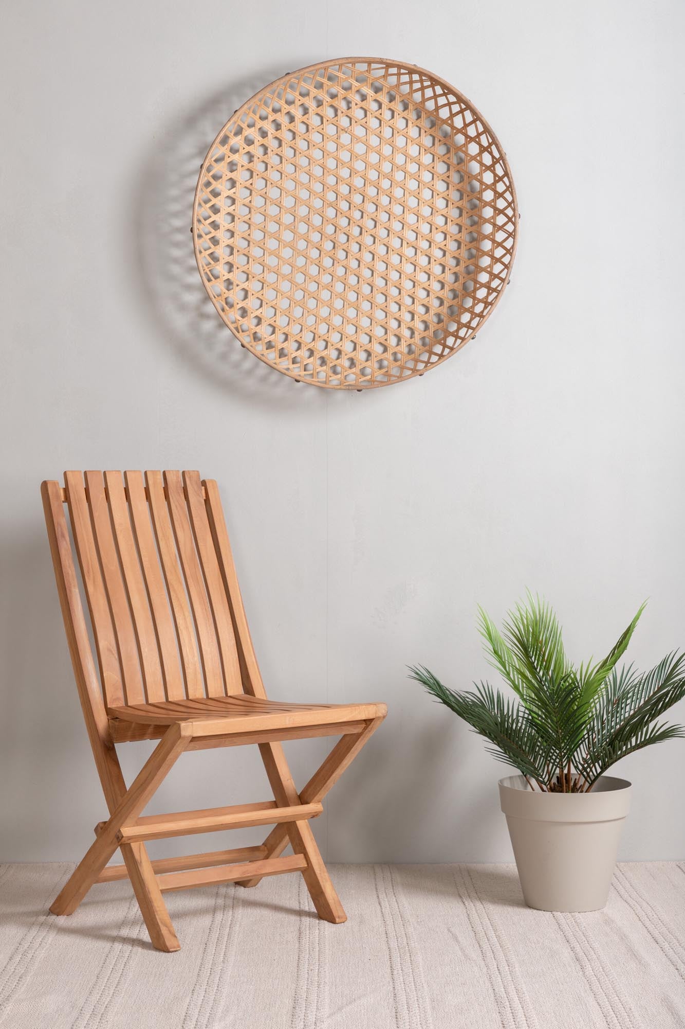 Entdecken Sie den Ghana Stuhl von Venture Home: Hochwertiges Teakholz, modernes Design, komfortabel und ideal für jeden Aussenbereich.