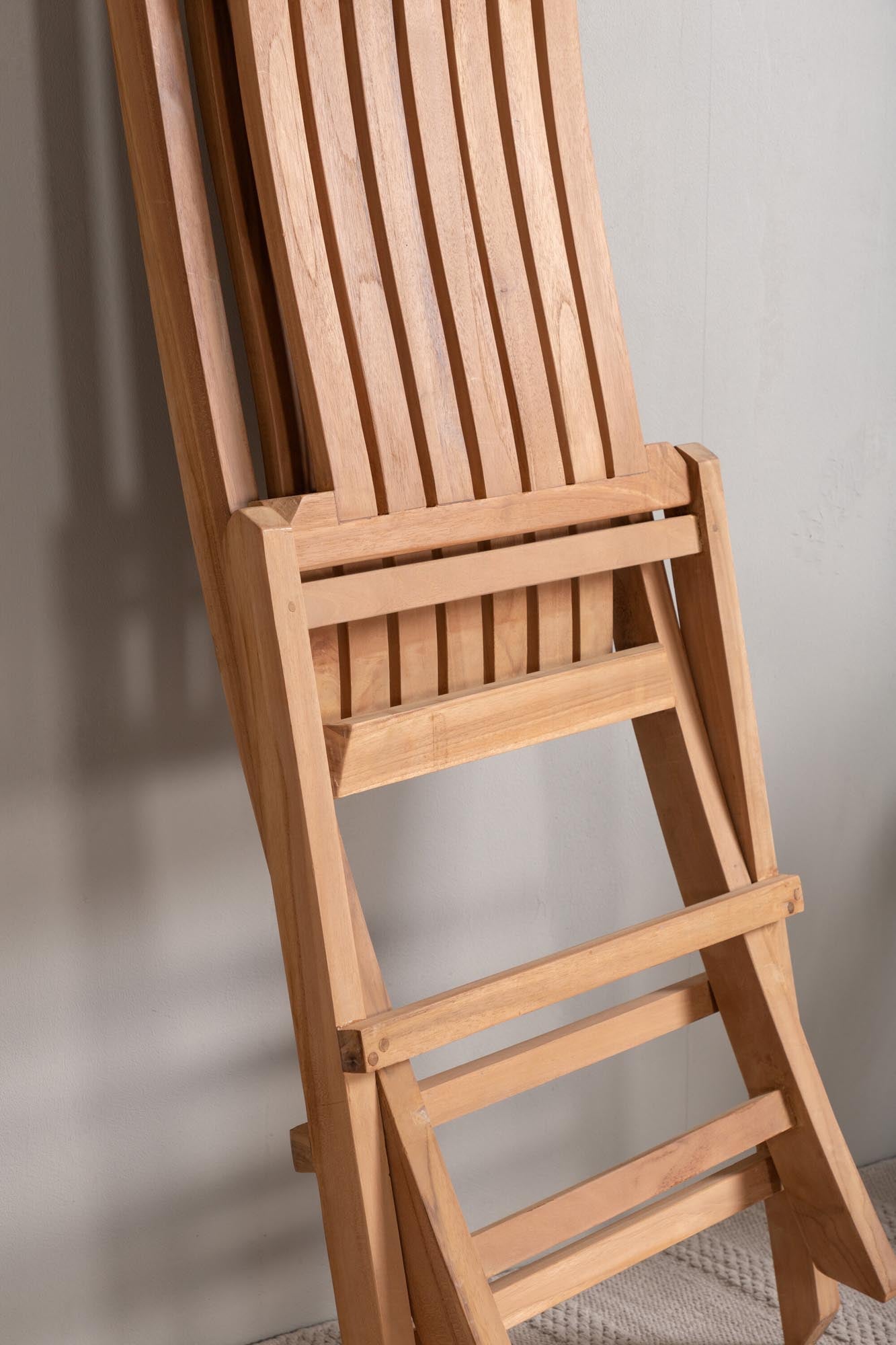 Hochwertiger Ghana Stuhl von Venture Home, gefertigt aus langlebigem Teakholz. Ideal für stilvolle Gartenmöbel und entspannte Stunden im Freien.