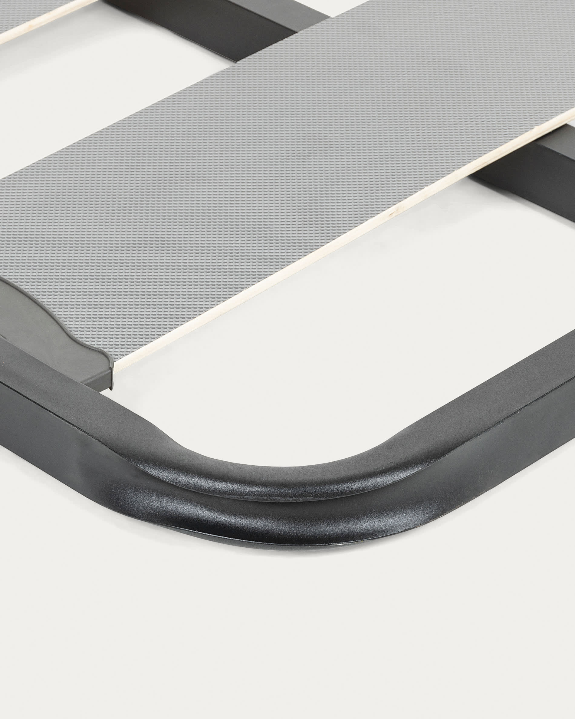 Das Talo Bettgestell 90x190 cm von Kave Home kombiniert modernes Design mit Funktionalität für ein elegantes Schlafzimmer.