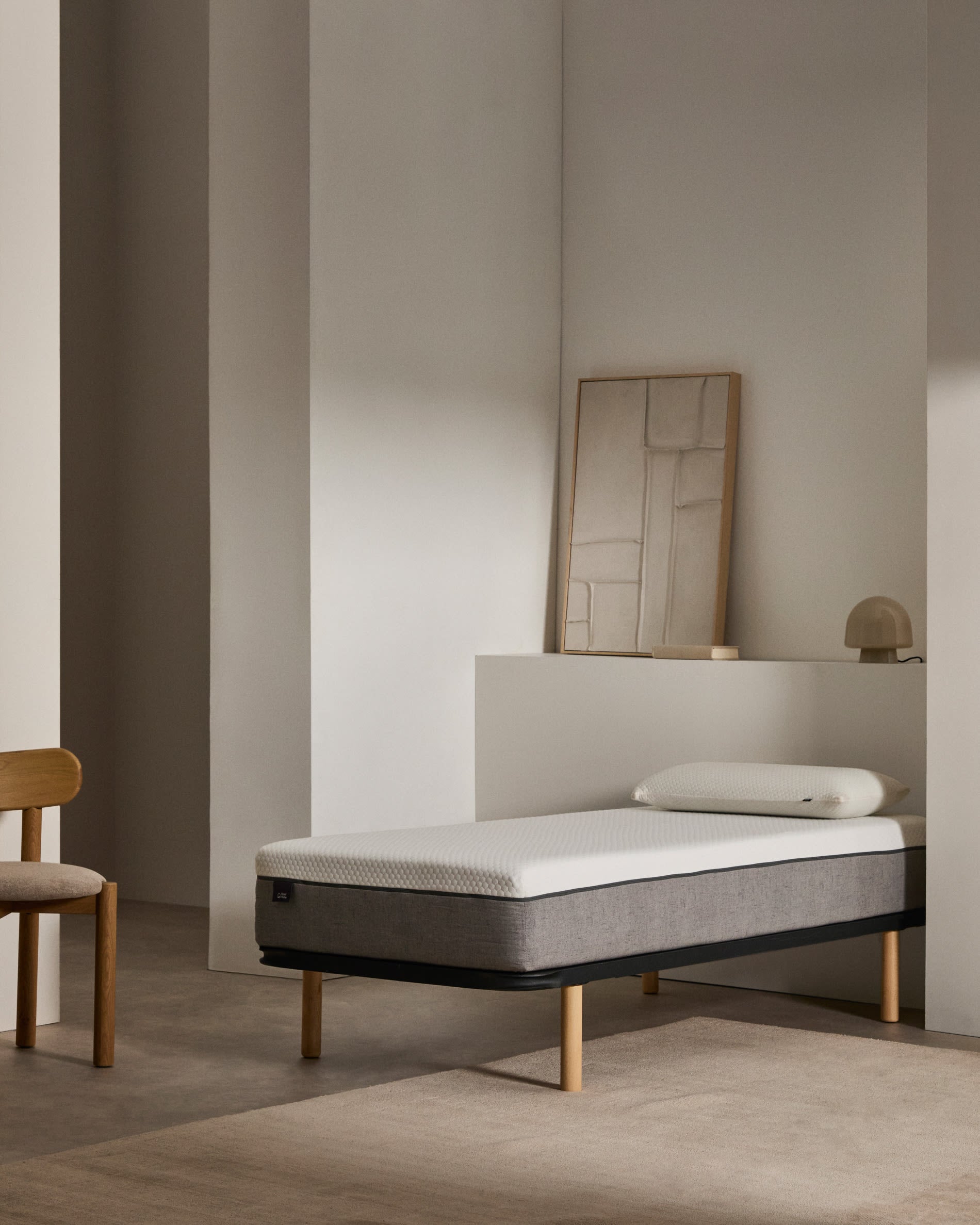 Das Talo Bettgestell 90x200 cm von Kave Home bietet modernes Design und Komfort, ideal für stilvolle Schlafzimmer.