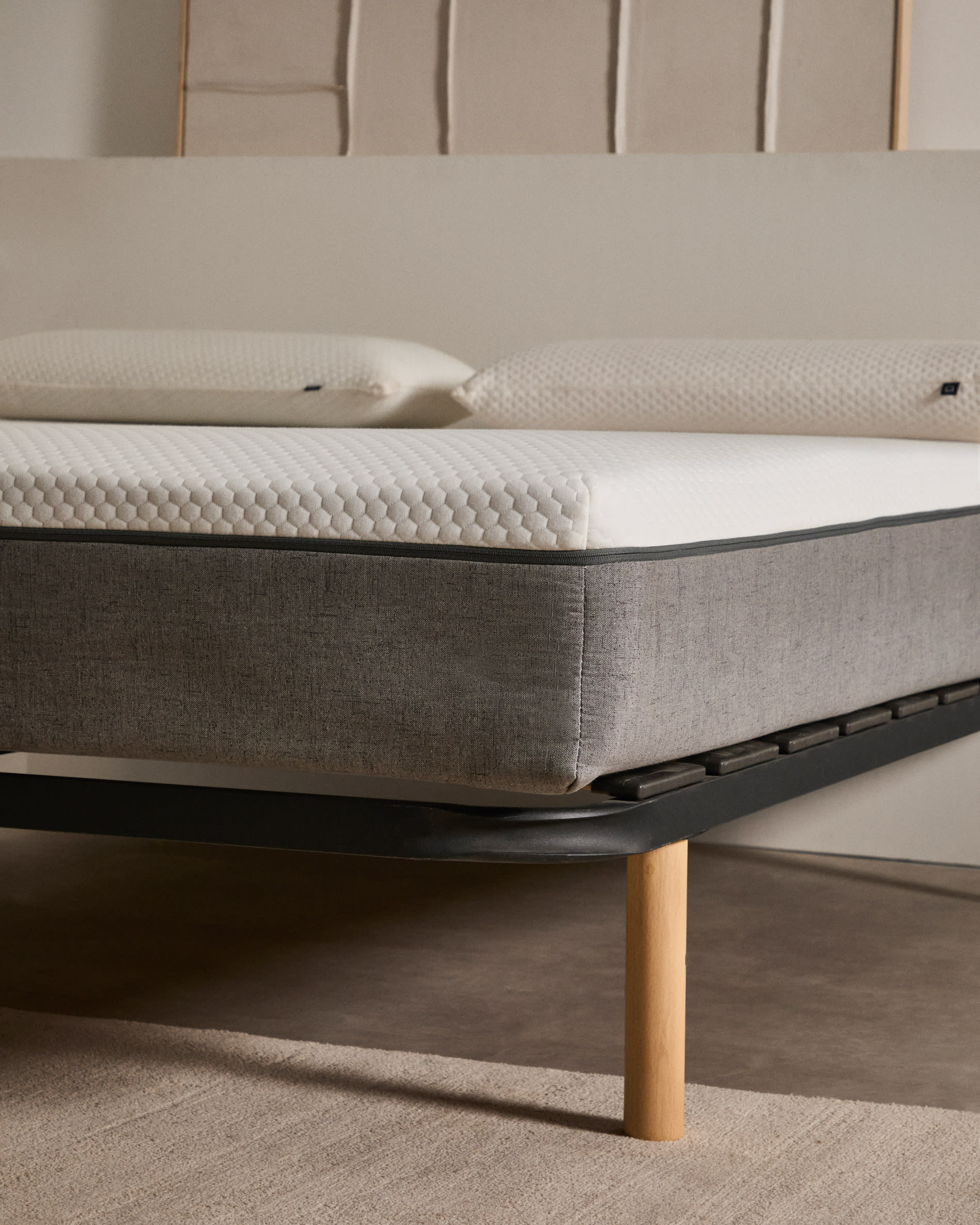 Das Talo Bettgestell 135x190 cm von Kave Home bietet modernes Design und Komfort für ein stilvolles Schlafzimmer.