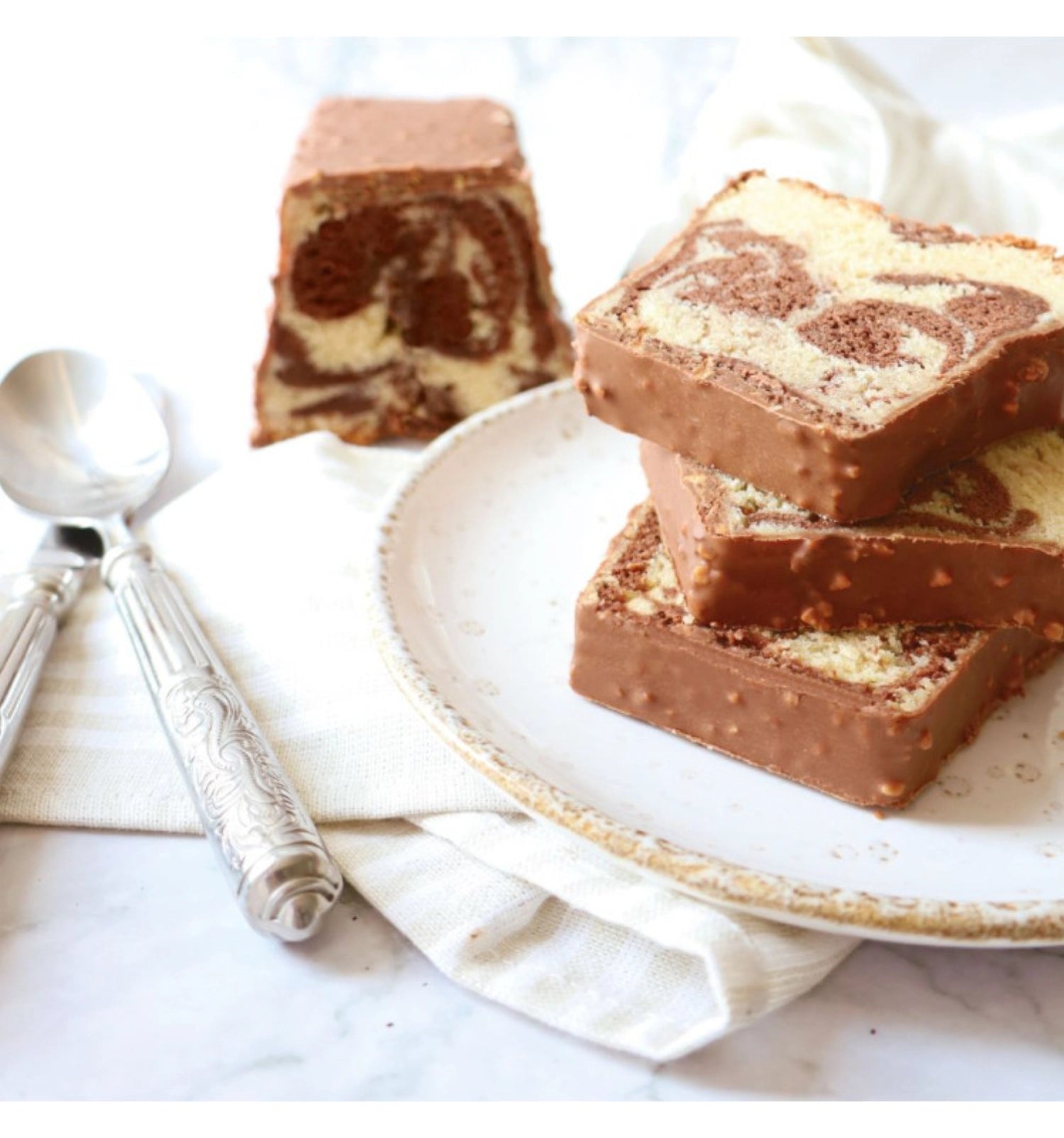 Gebrauchsfertiger Zuckerguss Rocher in Milchschokolade, 400g von Scrap Cooking. Ideal zum Dekorieren von Kuchen und Gebäck.
