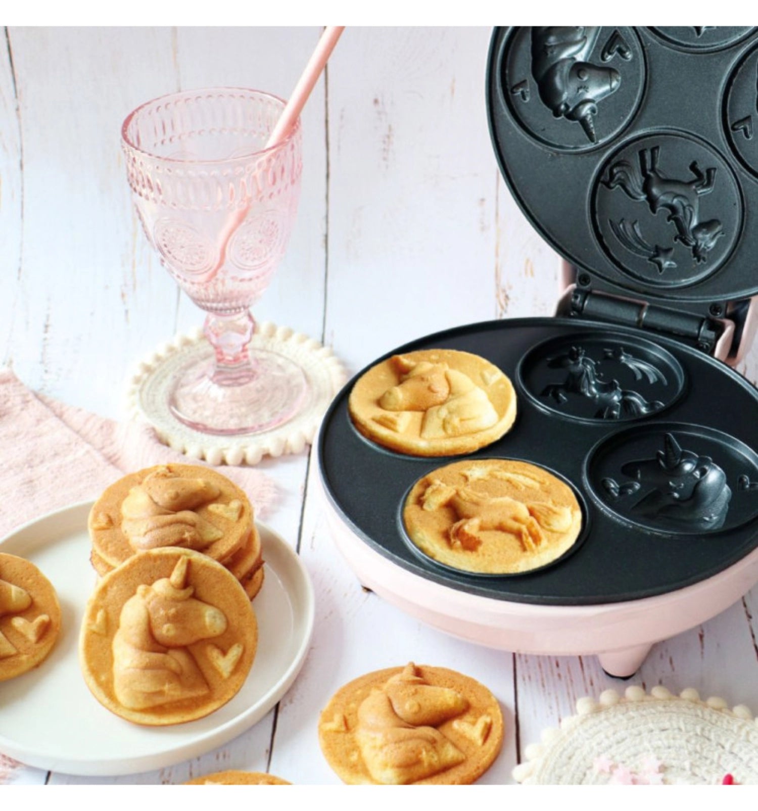 Buntes Küchengerät "Unicorn Waffle Factory" von Scrap Cooking, ideal für kreative Waffelkreationen und Spaß in der Küche.