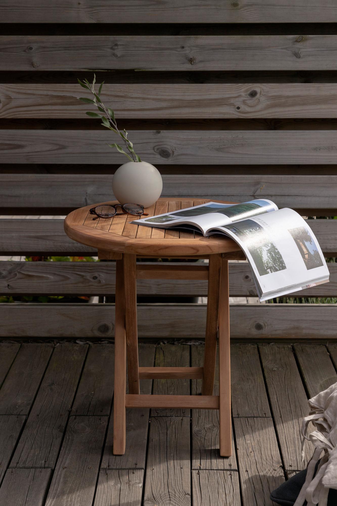 Moderner Outdoor-Tisch aus robustem Material, ideal für Garten oder Terrasse. Stilvolles Design und langlebige Qualität.