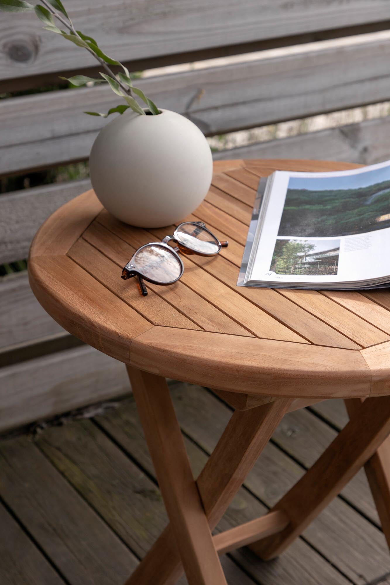 Moderner Outdoor-Tisch aus robustem Material, ideal für Garten oder Terrasse. Stilvolles Design und langlebige Qualität.