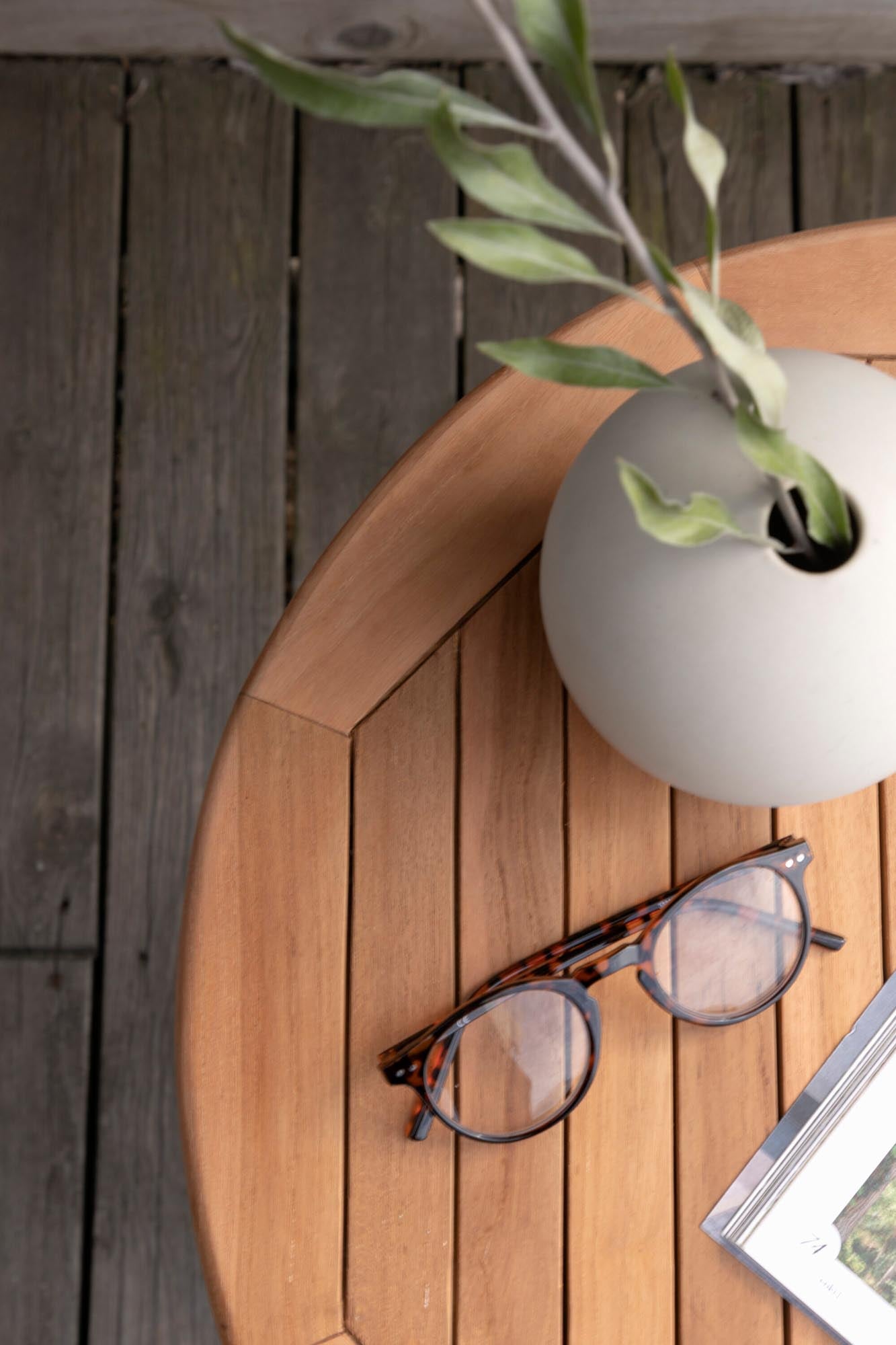 Eleganter Outdoor-Tisch aus strapazierfähigem Material, perfekt für Garten oder Terrasse. Modernes Design und hohe Beständigkeit.