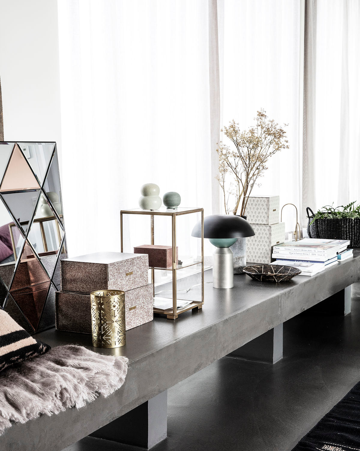 Schrank Glass in Messing präsentiert im Onlineshop von KAQTU Design AG. Schrank ist von House Doctor