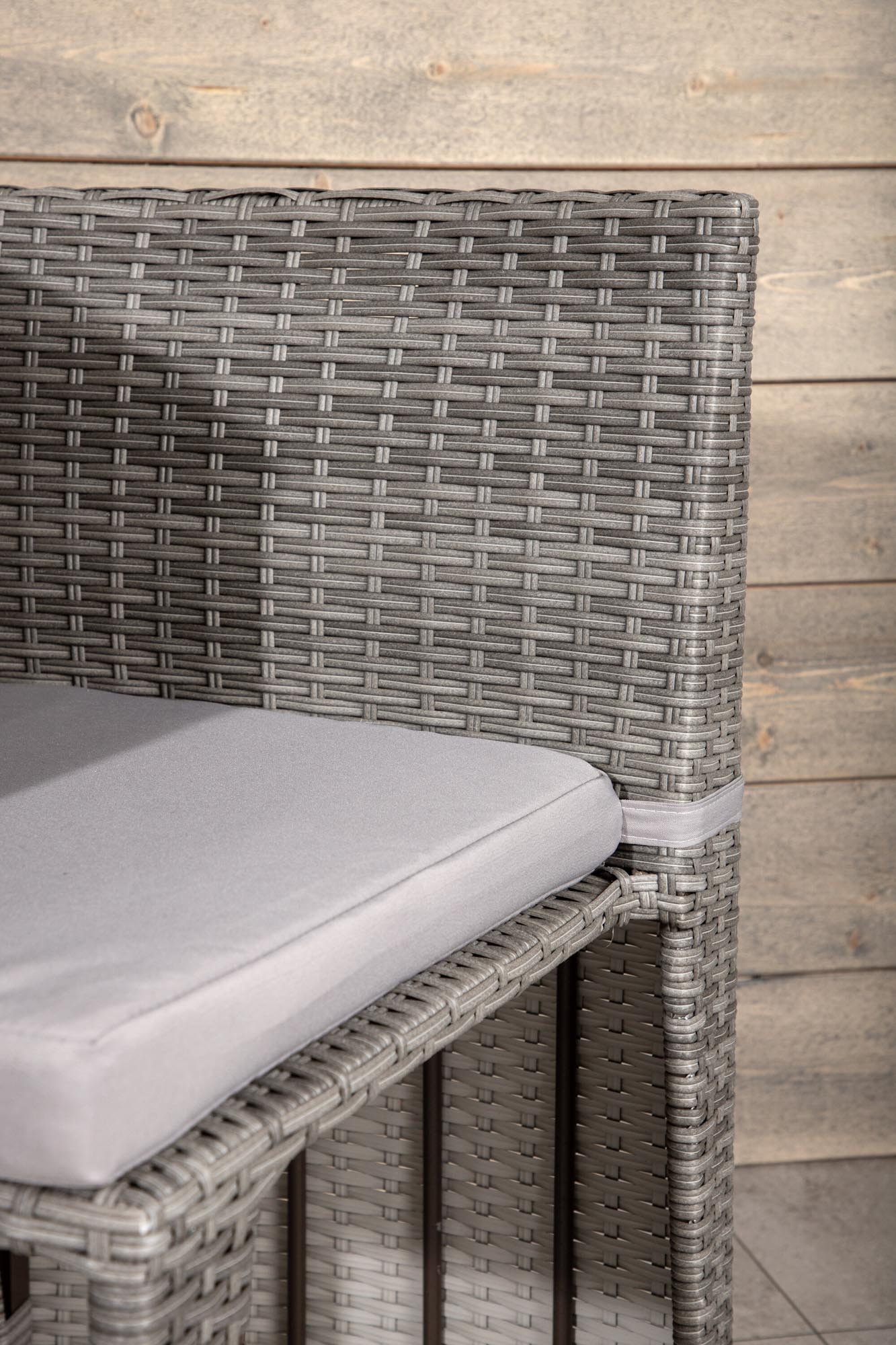 Elegantes Savanna Café Outdoorset: 66 cm Tisch und 2 Stühle aus robustem Kunstrattan für stilvolle Terrassen und Balkone.