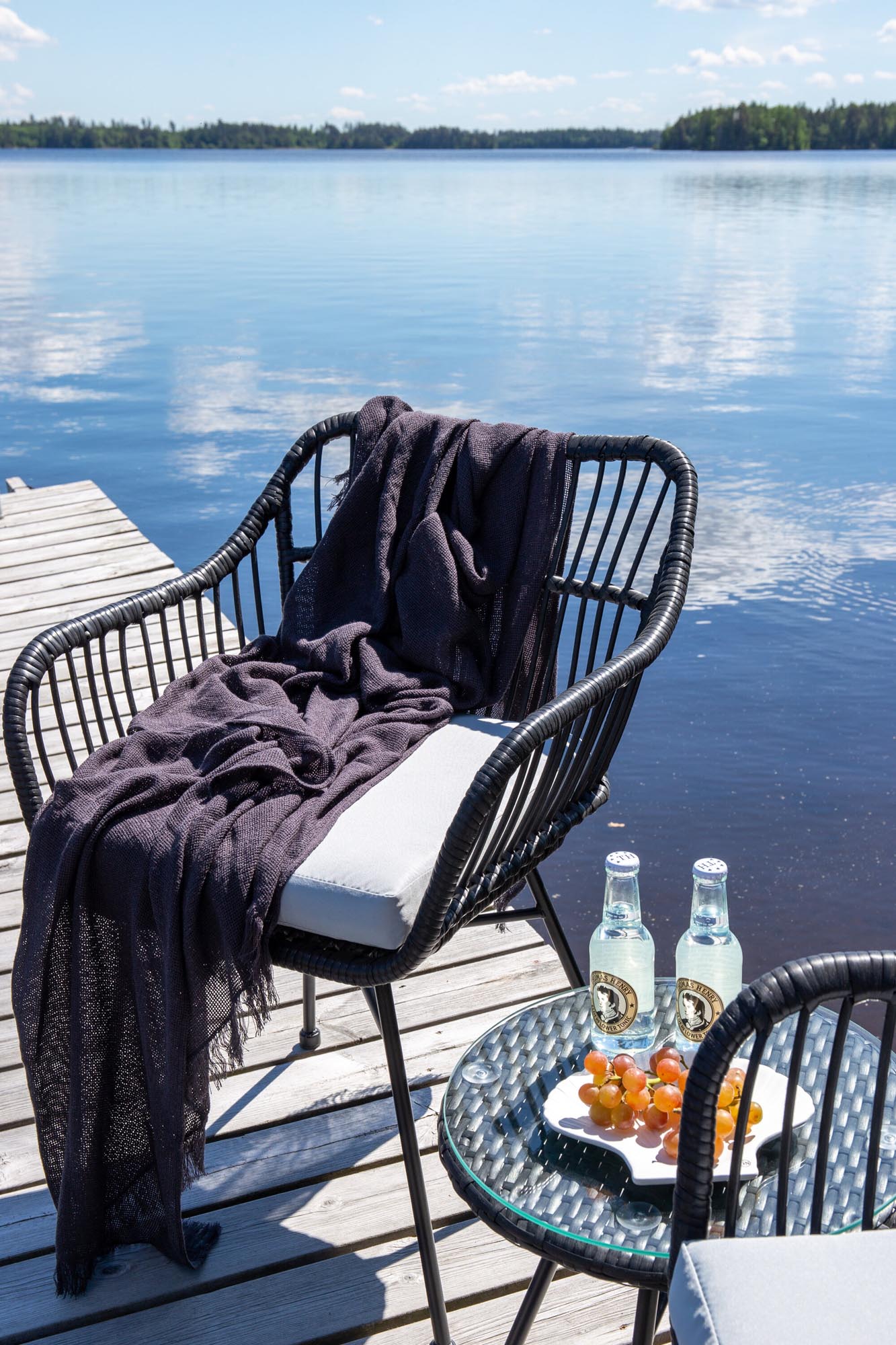 Entdecken Sie das stilvolle Viga Lounge Outdoorset ⌀40cm von Venture Home. Perfekt für entspannte Abende im Freien mit elegantem Design und Komfort.