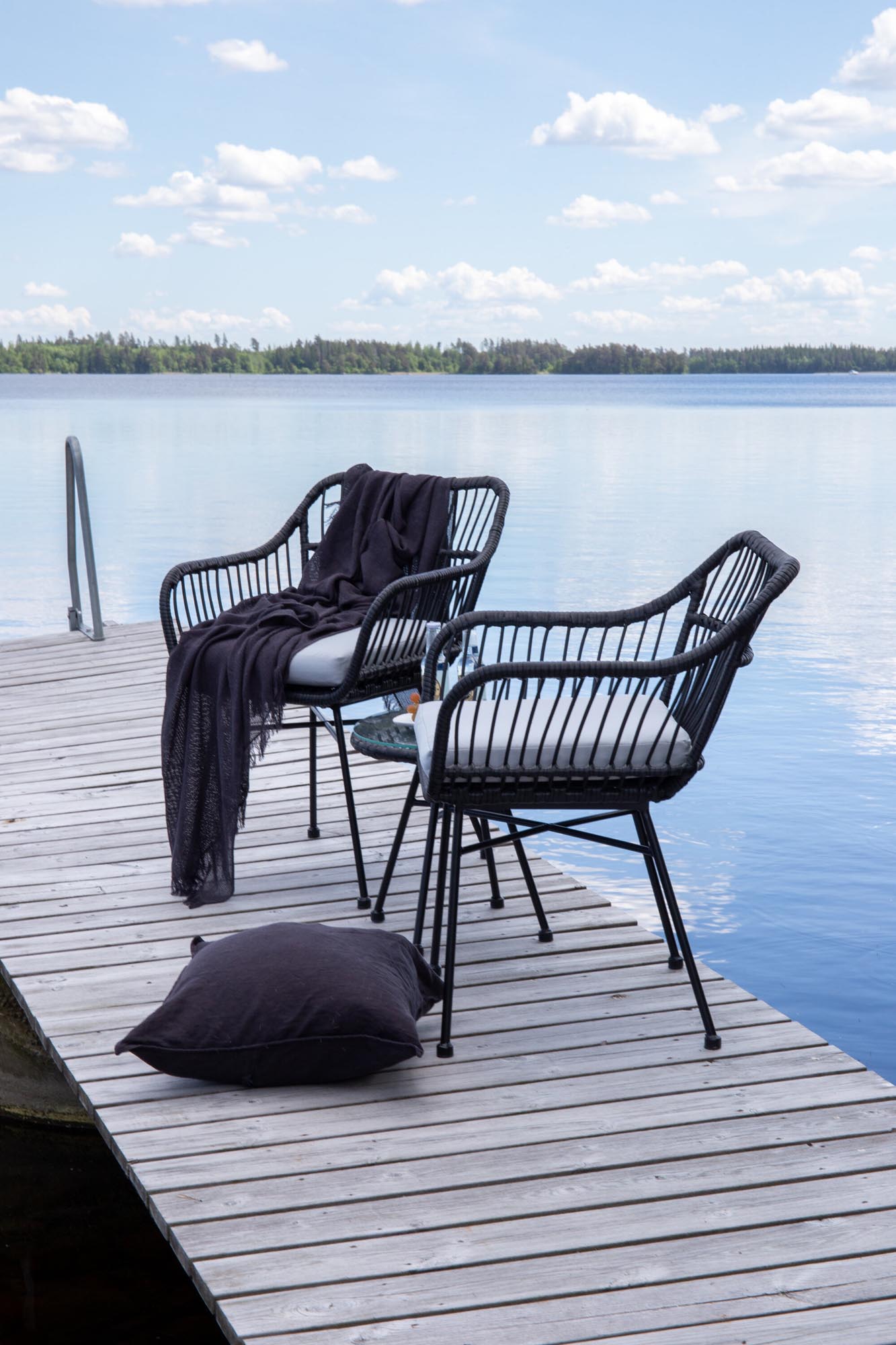 Entspannen Sie stilvoll im Freien mit dem Viga Lounge Outdoorset ⌀40cm von Venture Home. Hochwertige Materialien und modernes Design für Ihre Terrasse!