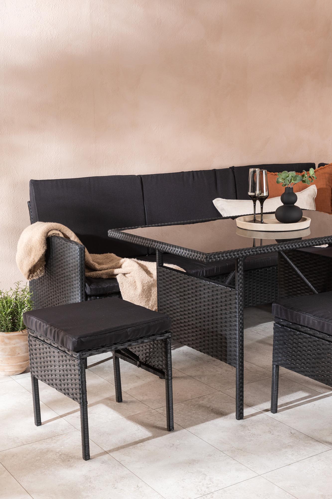 Stylisches Knock Ecksofa Outdoorset 110cm von Venture Home: Wetterfest, komfortabel und ideal für kleine Terrassen. Genießen Sie entspannte Momente im Freien!