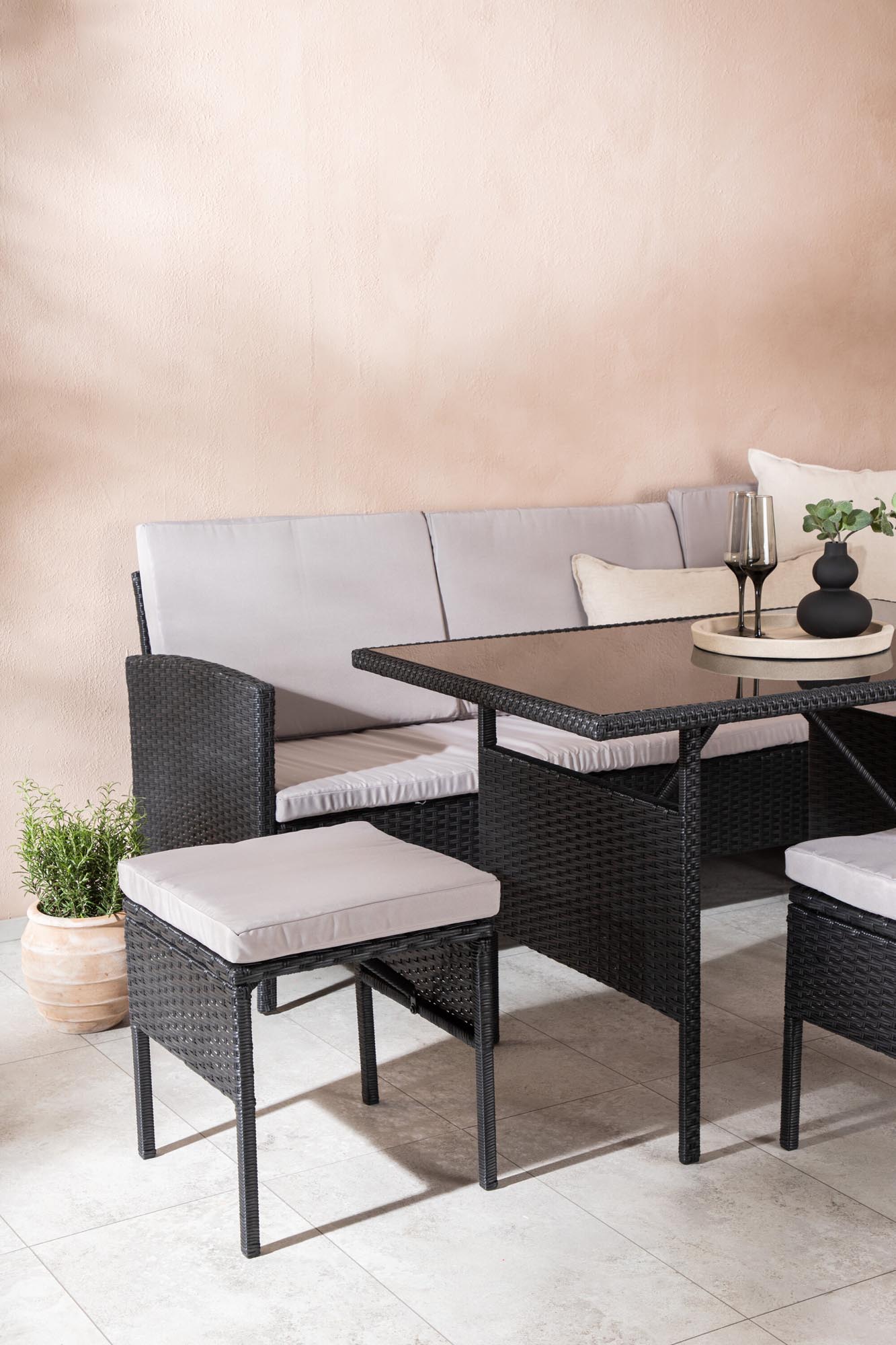 Stylisches Knock Ecksofa Outdoorset 110cm von Venture Home – ideal für entspannte Stunden im Freien mit hochwertigem Korbgeflecht und bequemen Polstern.