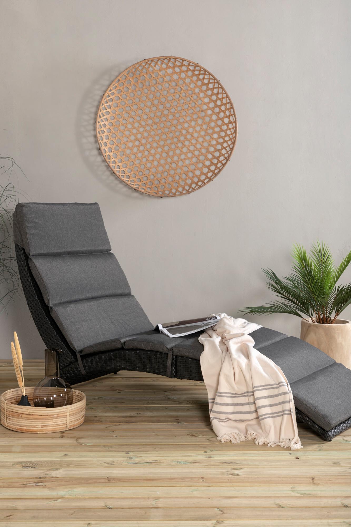 Archie Sun Lounge in Schwarz präsentiert im Onlineshop von KAQTU Design AG. Liegestuhl ist von Venture Home