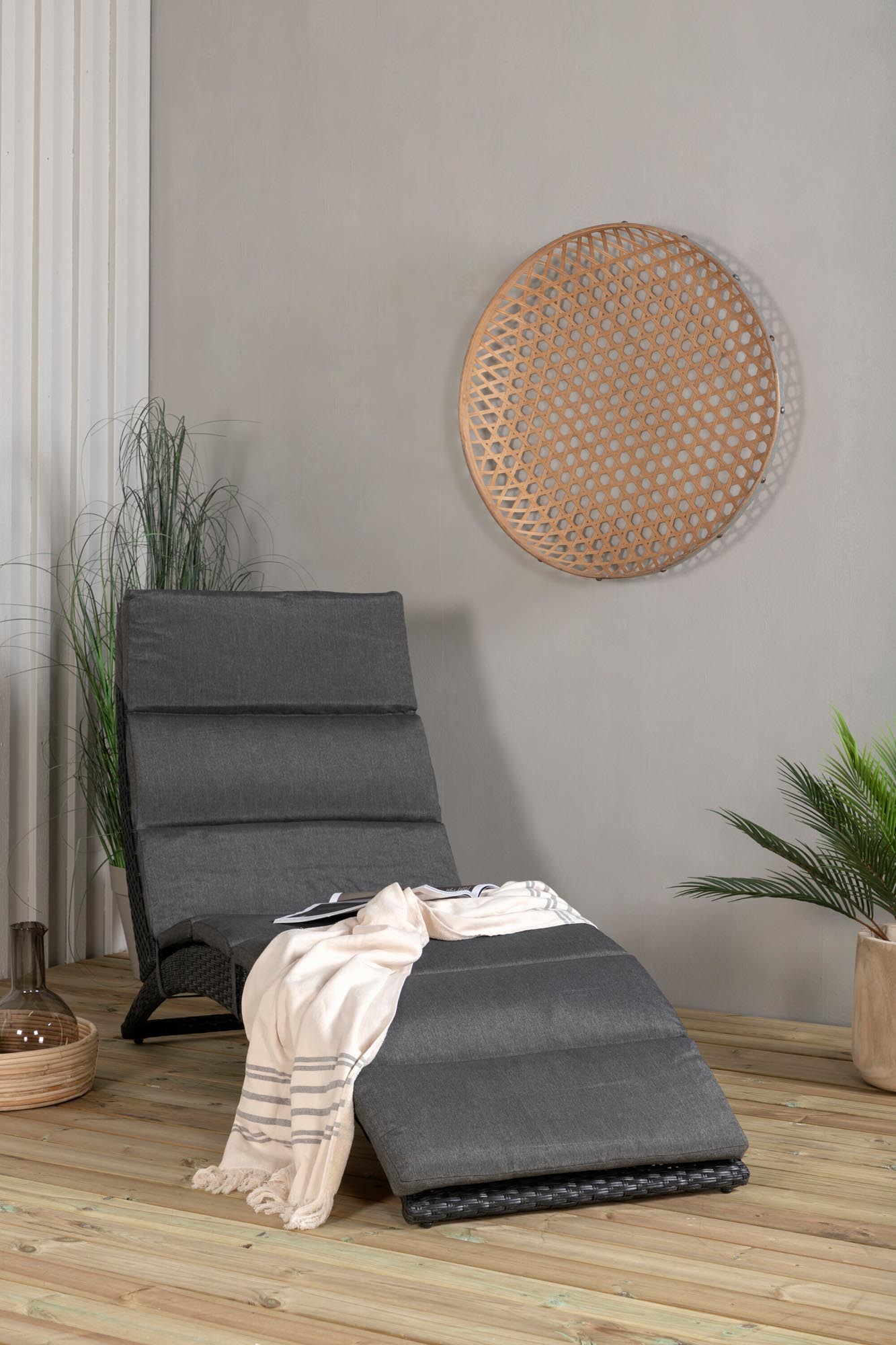 Archie Sun Lounge in Schwarz präsentiert im Onlineshop von KAQTU Design AG. Liegestuhl ist von Venture Home