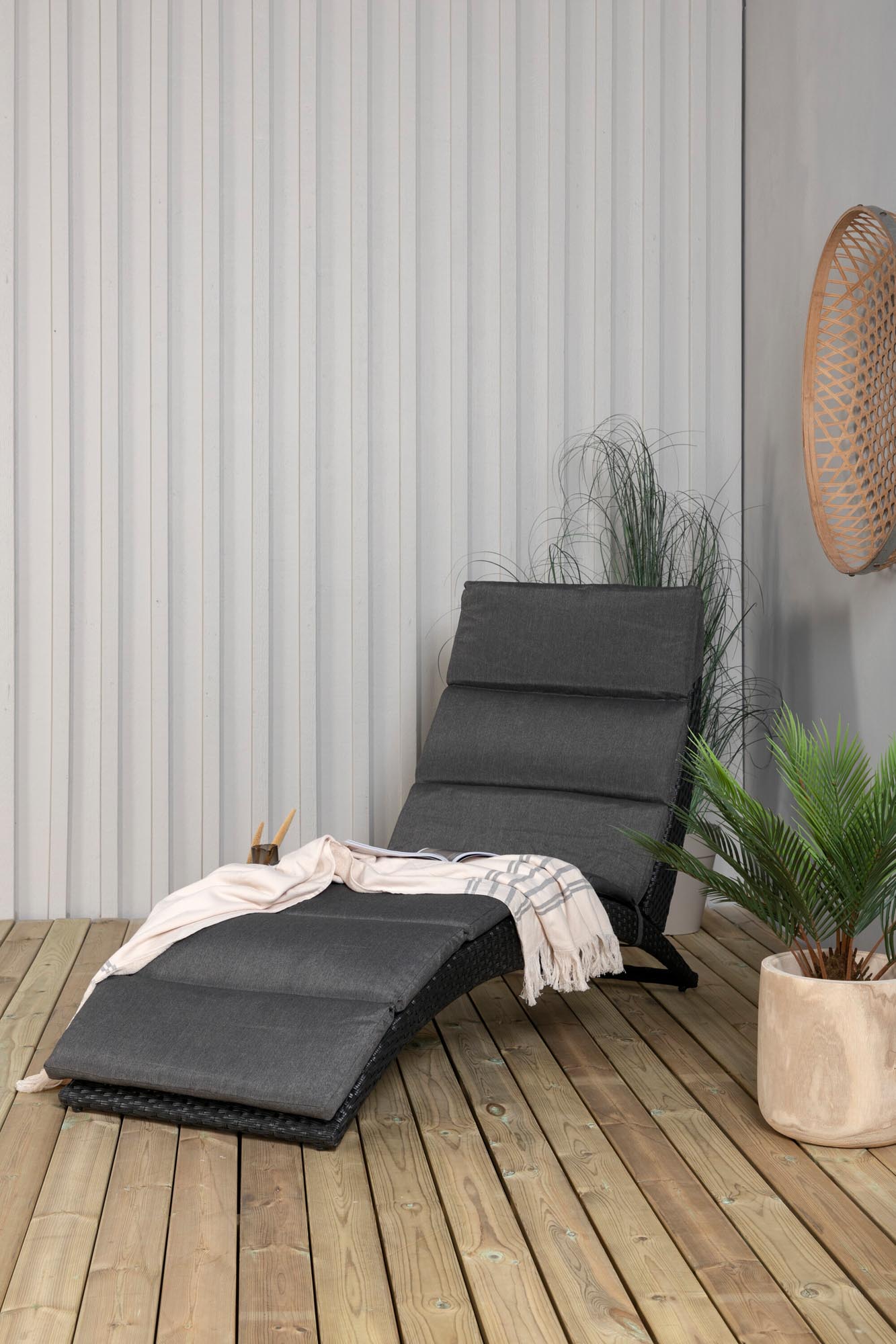 Archie Sun Lounge in Schwarz präsentiert im Onlineshop von KAQTU Design AG. Liegestuhl ist von Venture Home