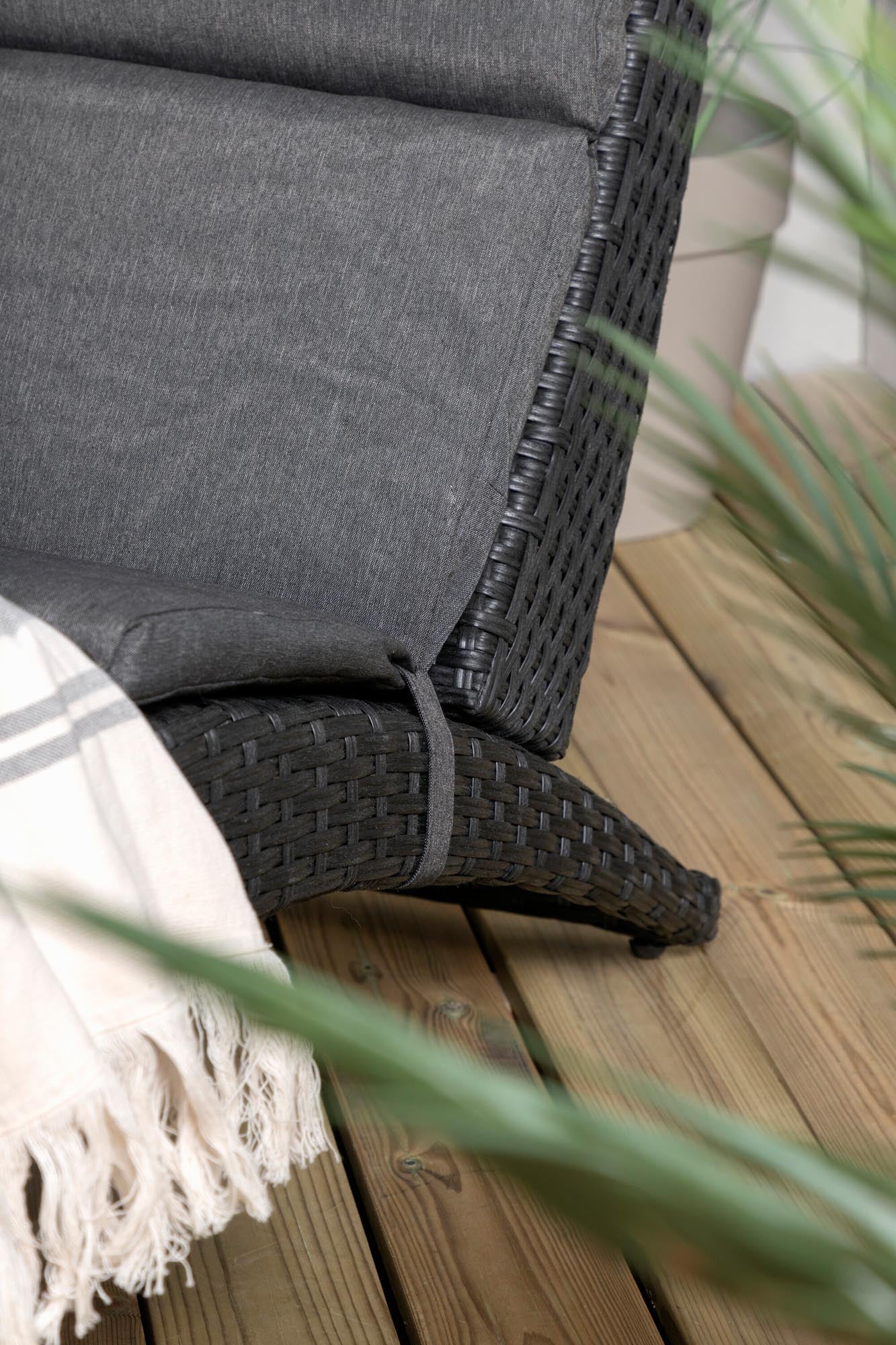 Archie Sun Lounge in Schwarz präsentiert im Onlineshop von KAQTU Design AG. Liegestuhl ist von Venture Home