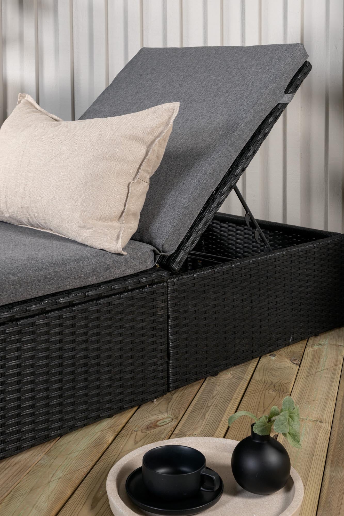 Entspannen Sie stilvoll mit der Quad Sonnenlounge von Venture Home – wetterfest, elegant und perfekt für Ihre Terrasse oder Ihren Garten.