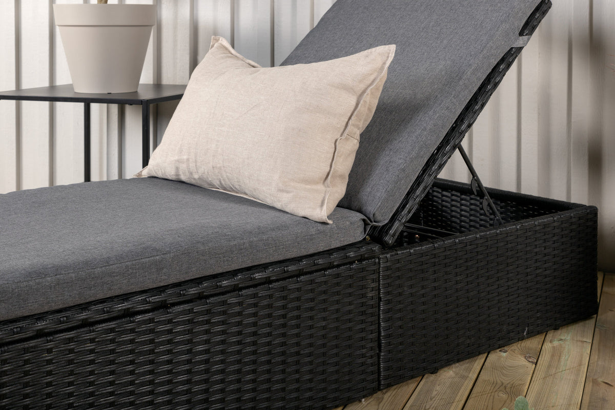 Quad Sonnenlounge in Schwarz präsentiert im Onlineshop von KAQTU Design AG. Liegestuhl ist von Venture Home
