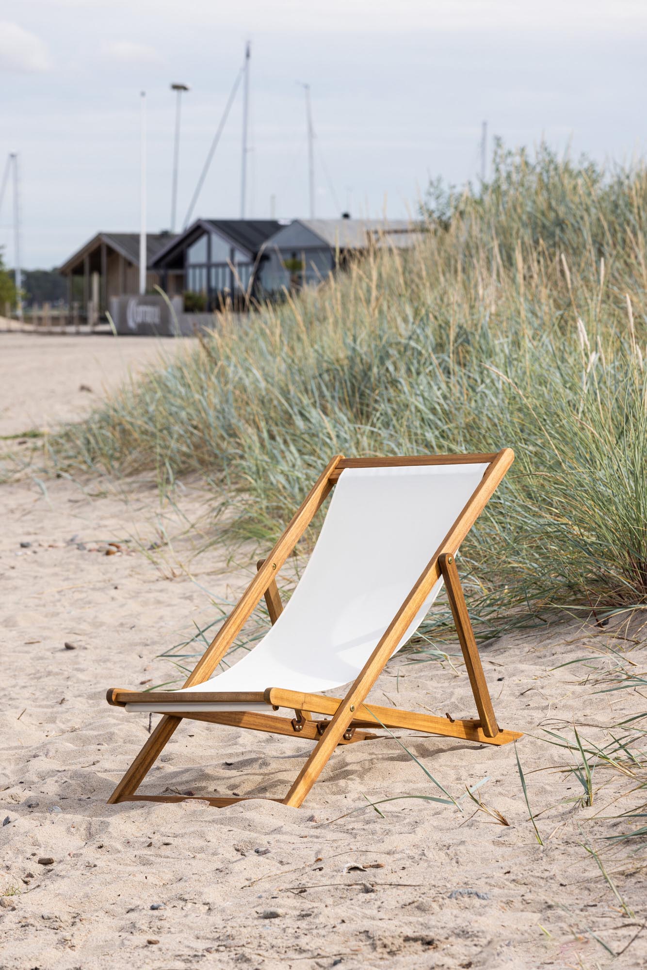 Peachy Sonnenliege: Luxuriöses Entspannen im modernen Outdoor-Stil.