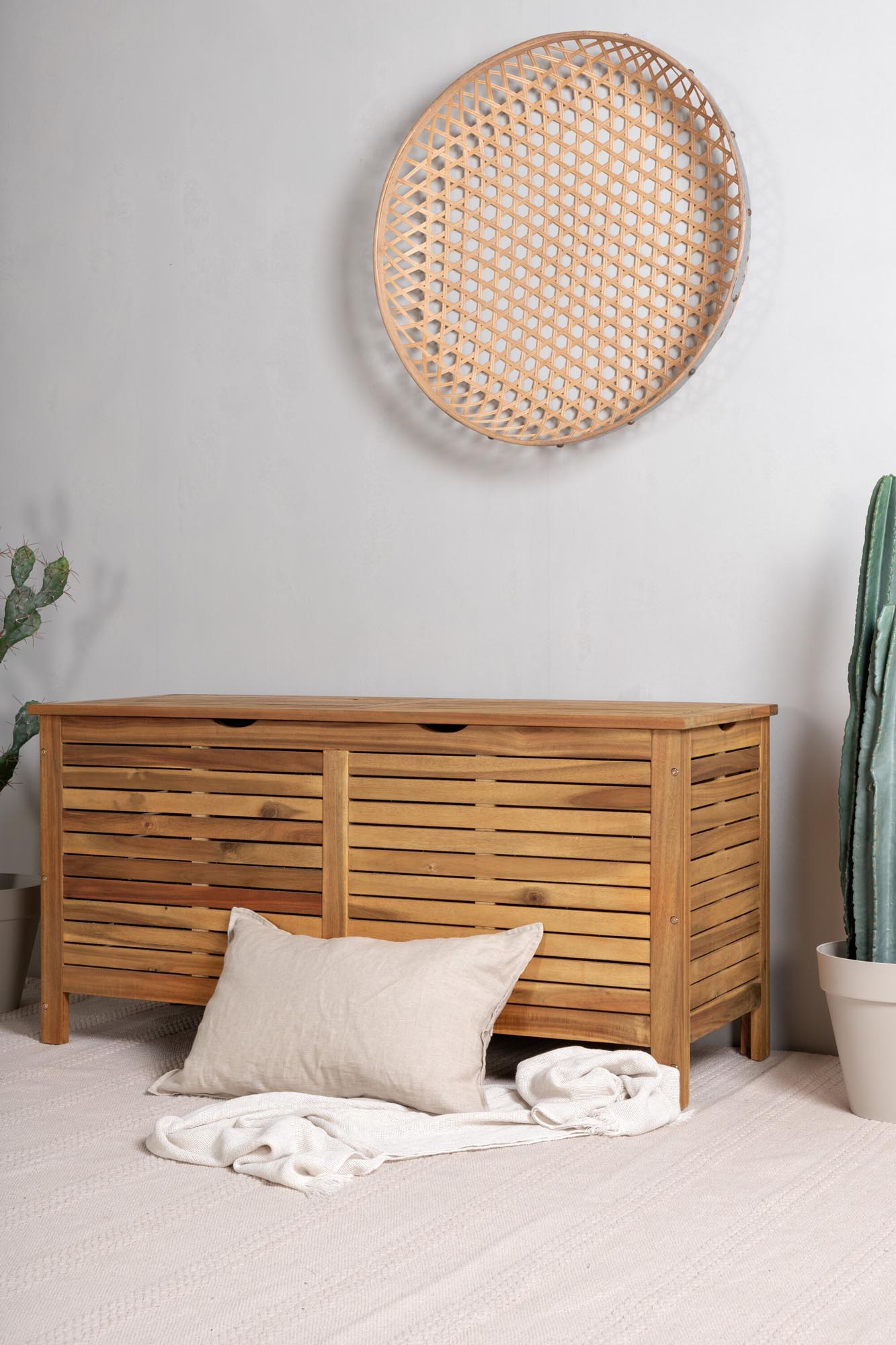 Stilvolle Marion Kissenbox aus robustem Akazienholz: Perfekte Lösung für Ihre Gartenaccessoires und ein Blickfang für jeden Außenbereich.