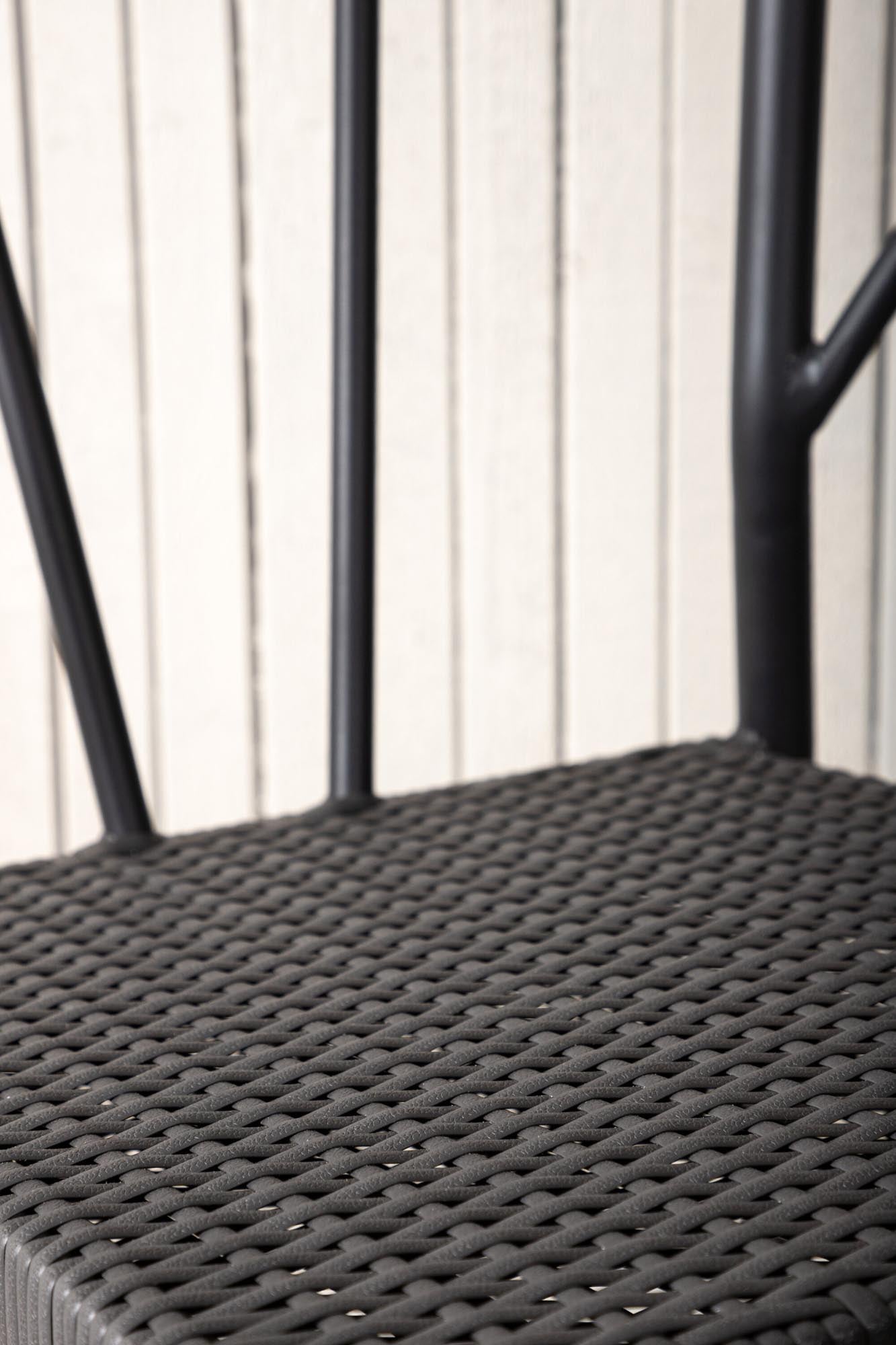 Entdecken Sie den stilvollen Stina Stuhl von Venture Home – ein leichter, stapelbarer Gartenstuhl aus robustem Aluminium und pflegeleichtem Rattan, perfekt für jeden Anlass.