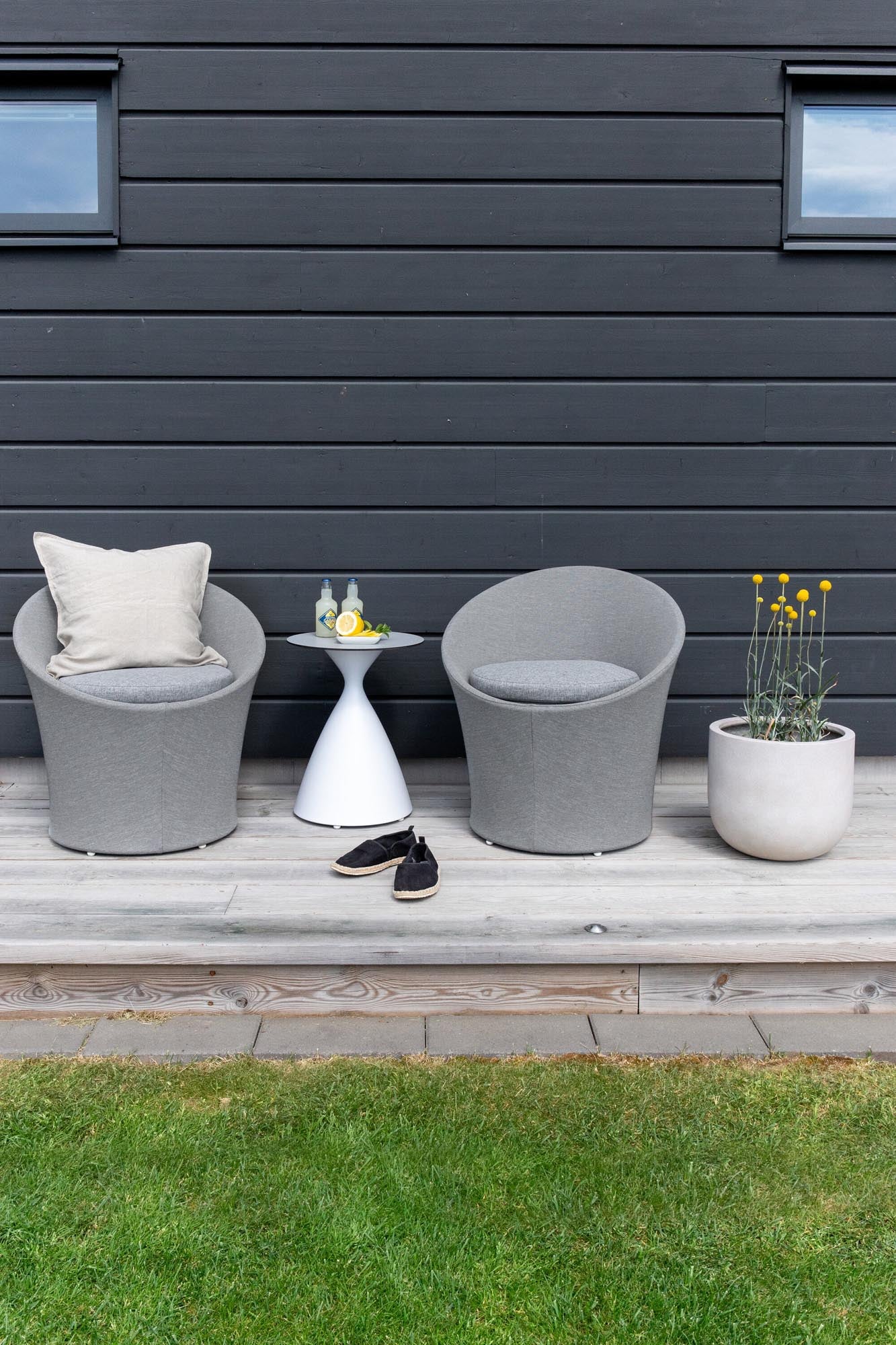 Stylisches Spoga Lounge Outdoorset ⌀40cm von Venture Home: Ideal für Terrasse und Garten, vereint modernes Design mit hohem Sitzkomfort.