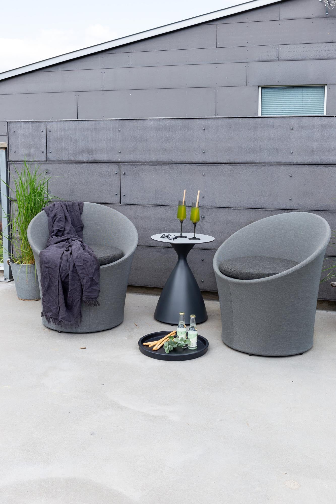 Entdecken Sie das Spoga Lounge Outdoorset ⌀40cm von Venture Home – stilvolles Design, hoher Komfort und langlebiges Aluminium für Ihre Terrasse.
