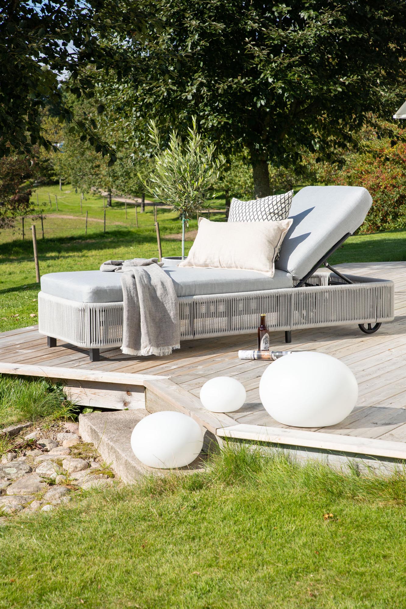 Entspannen Sie stilvoll mit der Virya Sun Lounge von Venture Home. Hochwertige Materialien, verstellbare Rückenlehne und wetterfestes Design für Ihren Außenbereich.