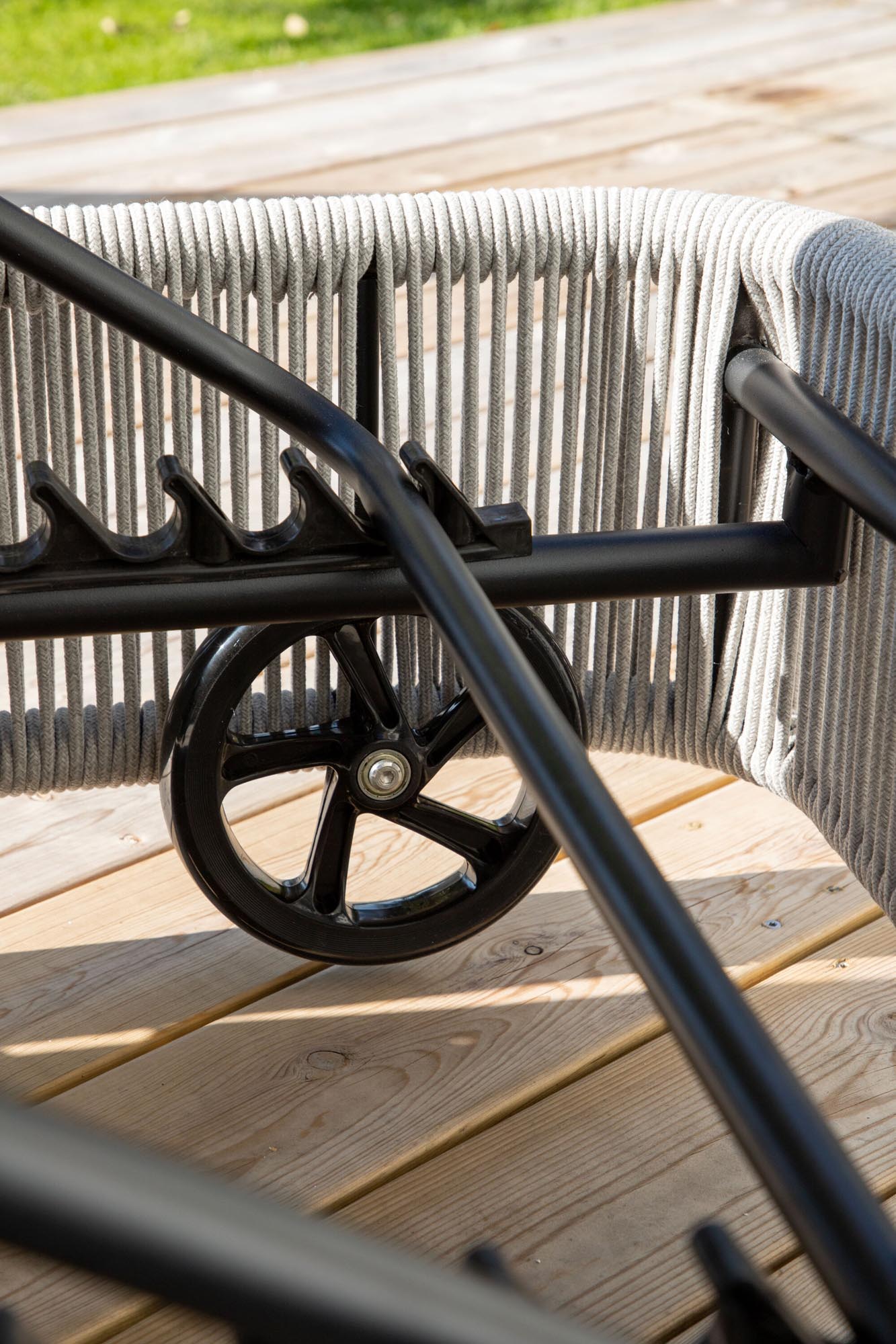 Genießen Sie ultimativen Komfort im Freien mit der Virya Sun Lounge von Venture Home. Robustes Aluminium, elegante Seile und praktische Rollen für Flexibilität.