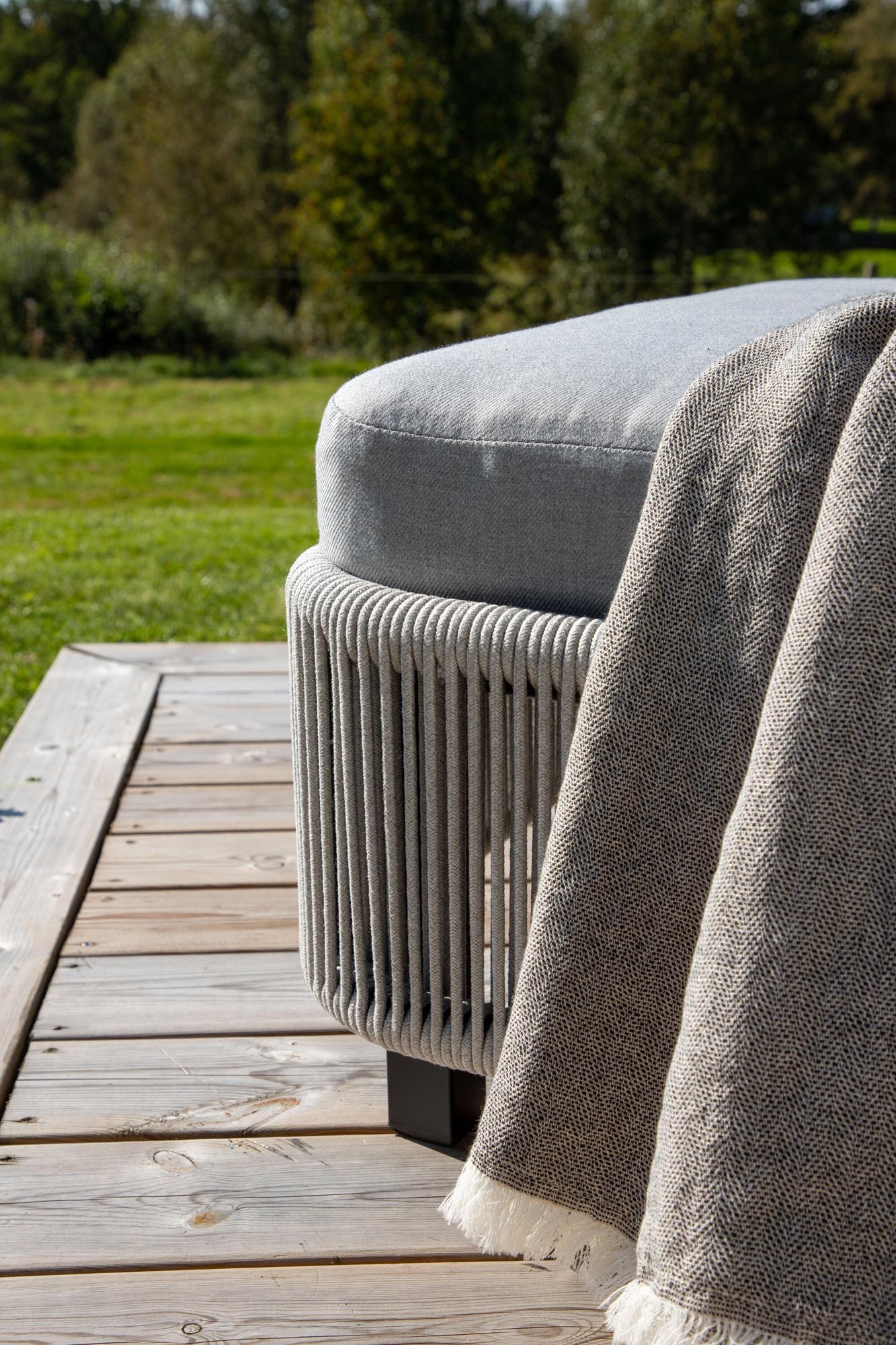 Erleben Sie stilvolle Entspannung im Freien mit der Virya Sun Lounge von Venture Home. Wetterfestes Design, verstellbare Rückenlehne und mobil dank Rollen.