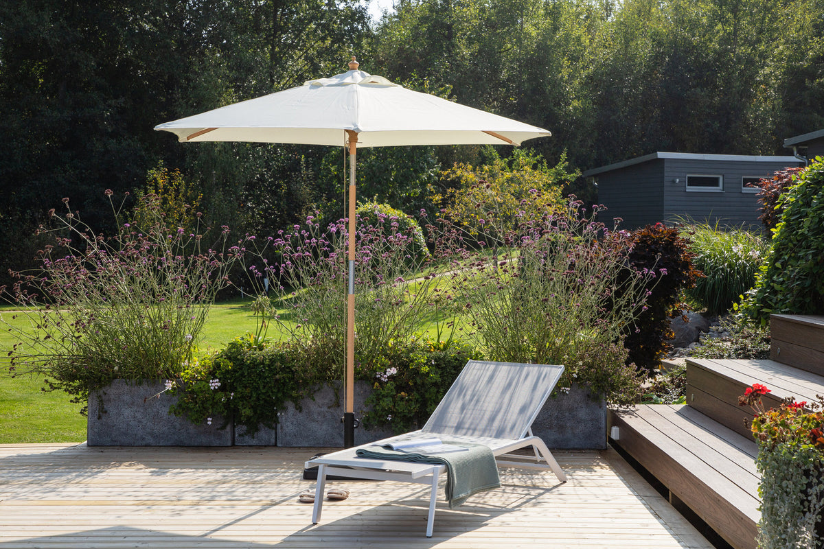 Corypho Sonnenschirm in Weiss präsentiert im Onlineshop von KAQTU Design AG. Sonnenschirm ist von Venture Home