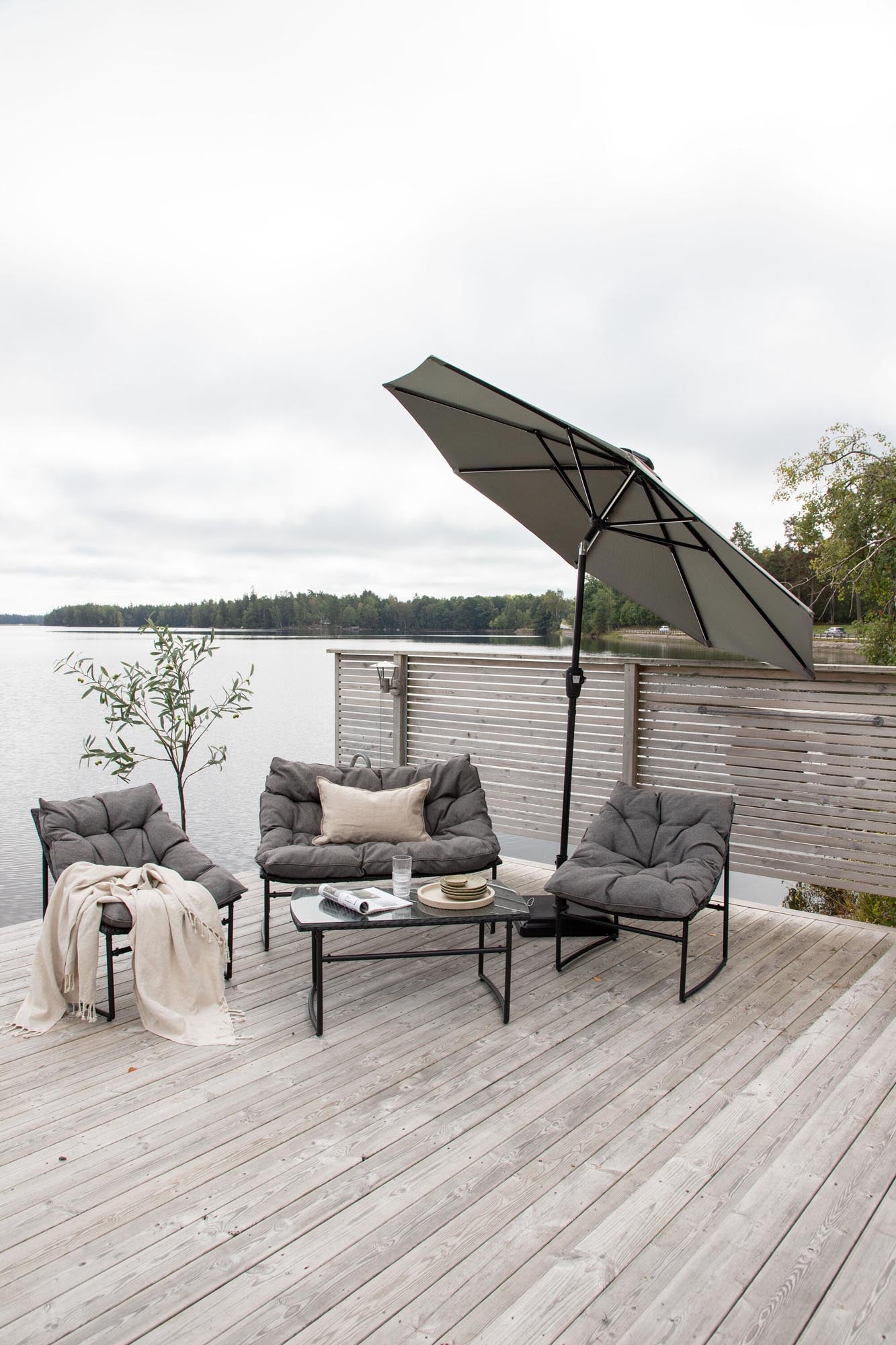 Genießen Sie schattige Momente mit dem Sabal Sonnenschirm von Venture Home. UV-beständig, großzügig und mit stimmungsvoller LED-Beleuchtung.