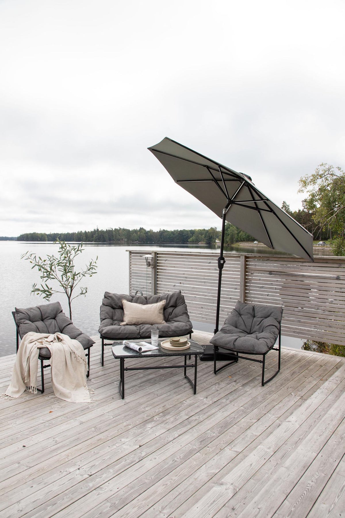 Sabal Sonnenschirm in Grau präsentiert im Onlineshop von KAQTU Design AG. Sonnenschirm ist von Venture Home