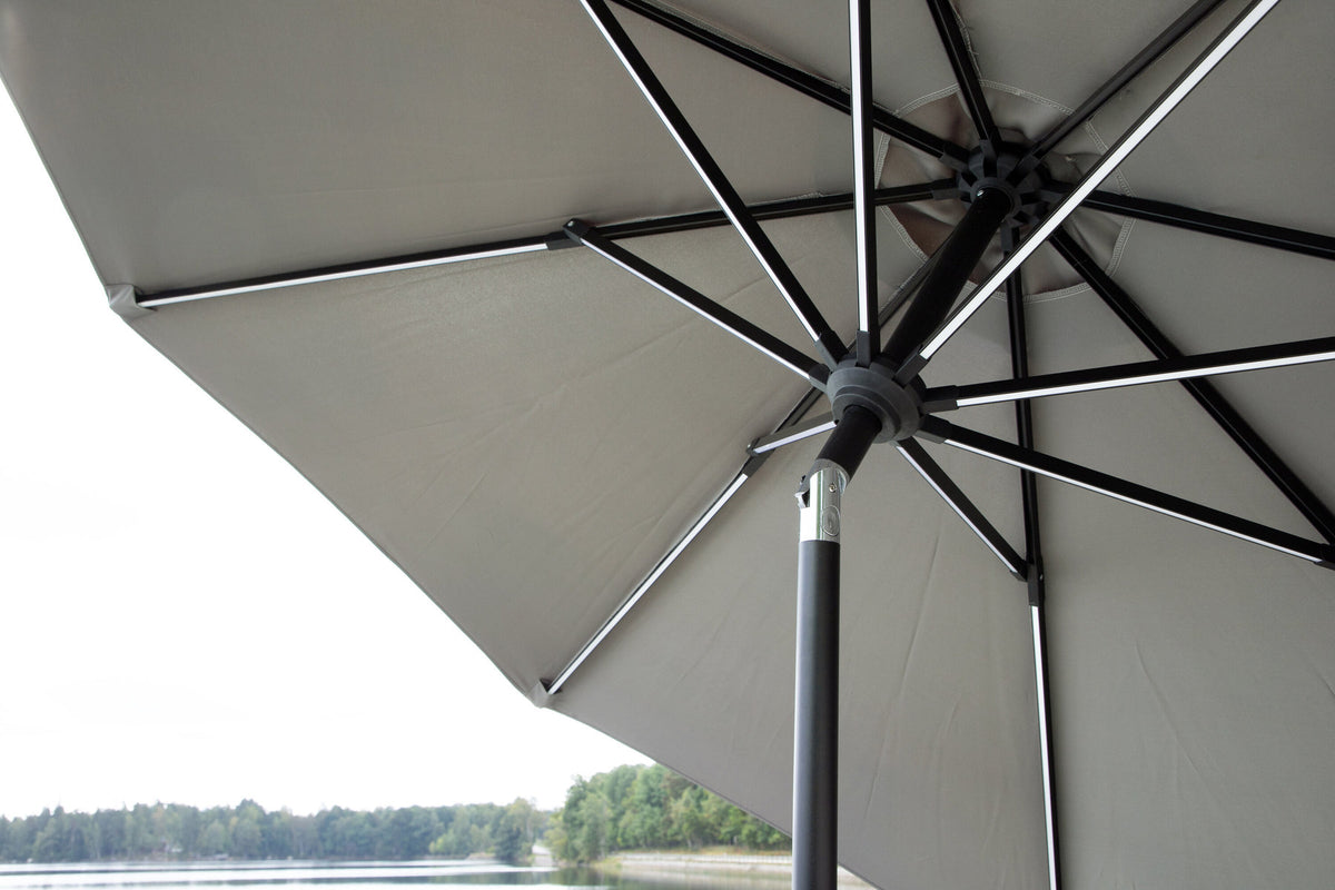 Sabal Sonnenschirm in Grau präsentiert im Onlineshop von KAQTU Design AG. Sonnenschirm ist von Venture Home