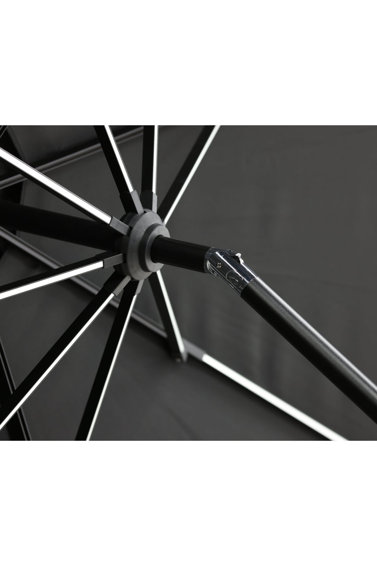 Sabal Sonnenschirm in Schwarz präsentiert im Onlineshop von KAQTU Design AG. Sonnenschirm ist von Venture Home