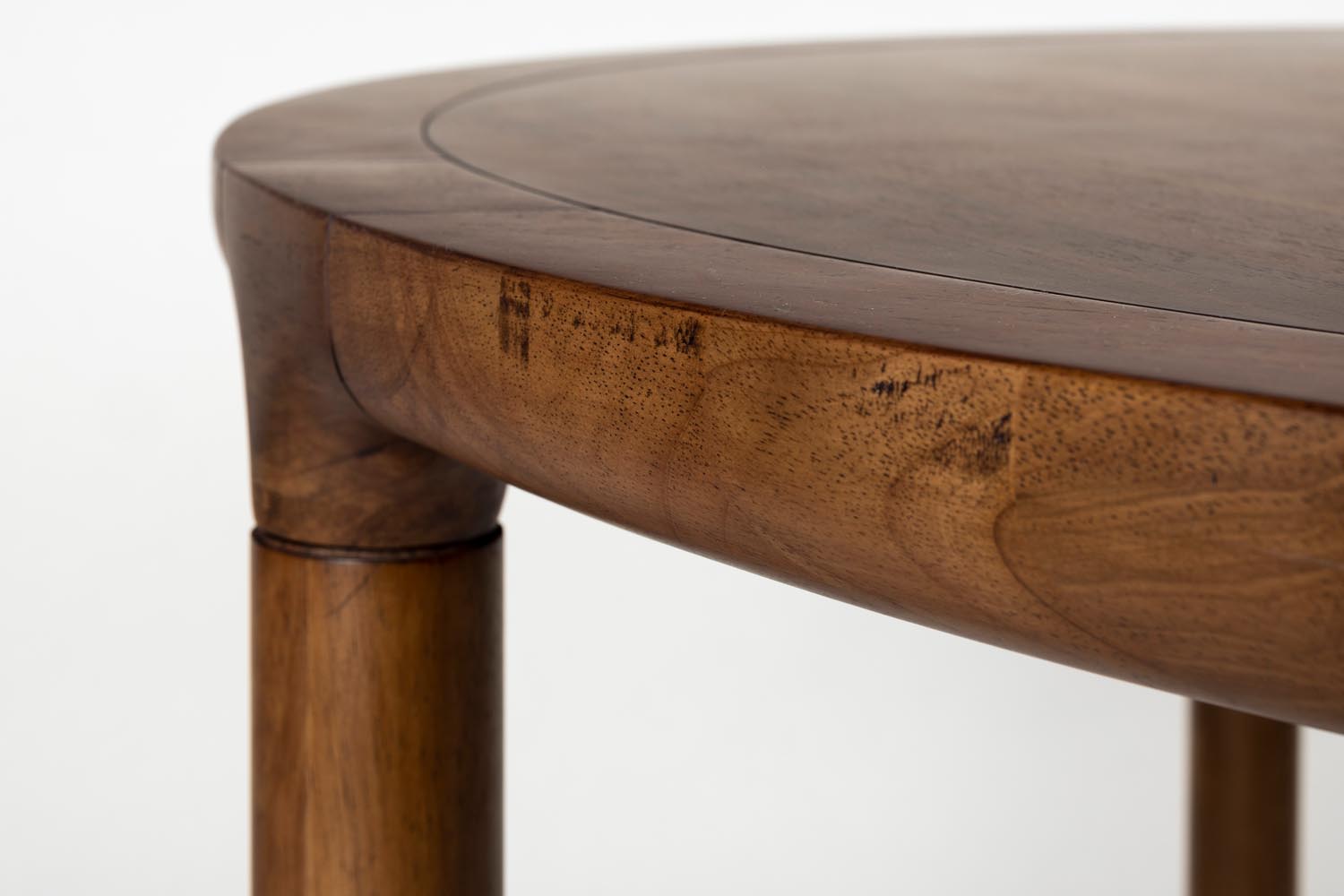 Eleganter Tisch Storm von Zuiver, perfekt für Esszimmer oder Büro, mit modernem Design und erstklassiger Qualität.