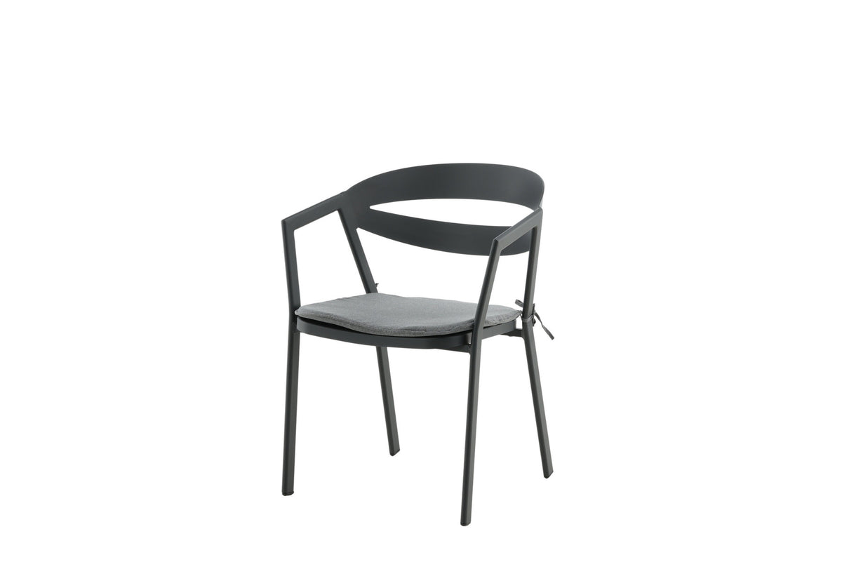 Slit Stuhl in Schwarz präsentiert im Onlineshop von KAQTU Design AG. Gartenstuhl mit Armlehnen ist von Venture Home