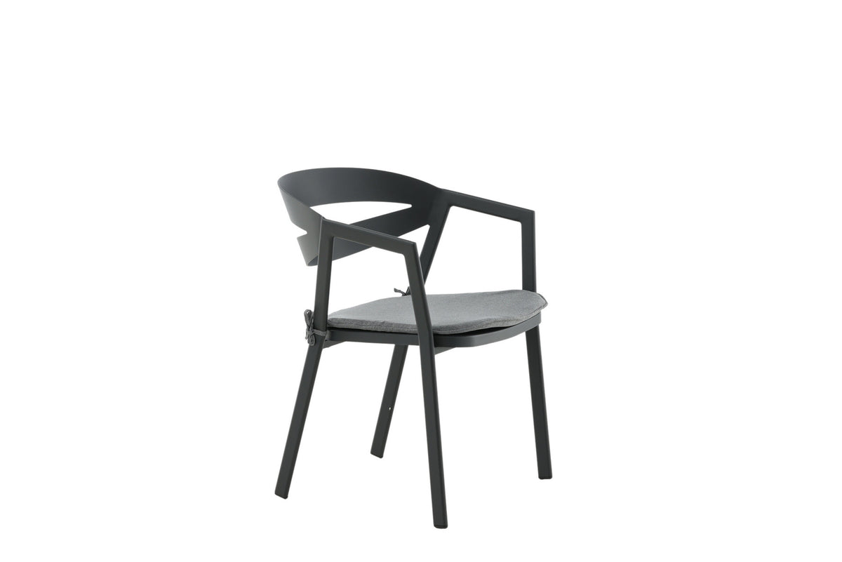 Slit Stuhl in Schwarz präsentiert im Onlineshop von KAQTU Design AG. Gartenstuhl mit Armlehnen ist von Venture Home