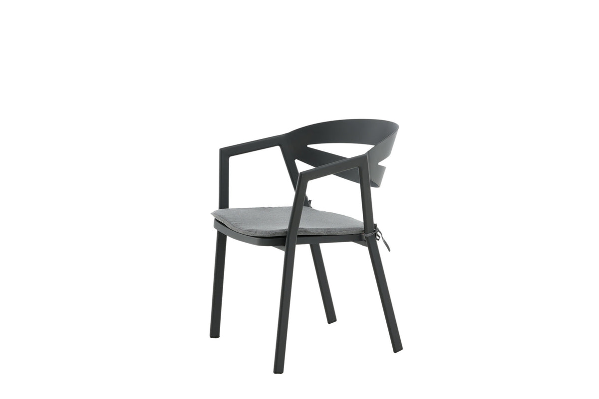 Slit Stuhl in Schwarz präsentiert im Onlineshop von KAQTU Design AG. Gartenstuhl mit Armlehnen ist von Venture Home