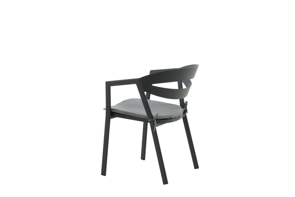 Slit Stuhl in Schwarz präsentiert im Onlineshop von KAQTU Design AG. Gartenstuhl mit Armlehnen ist von Venture Home