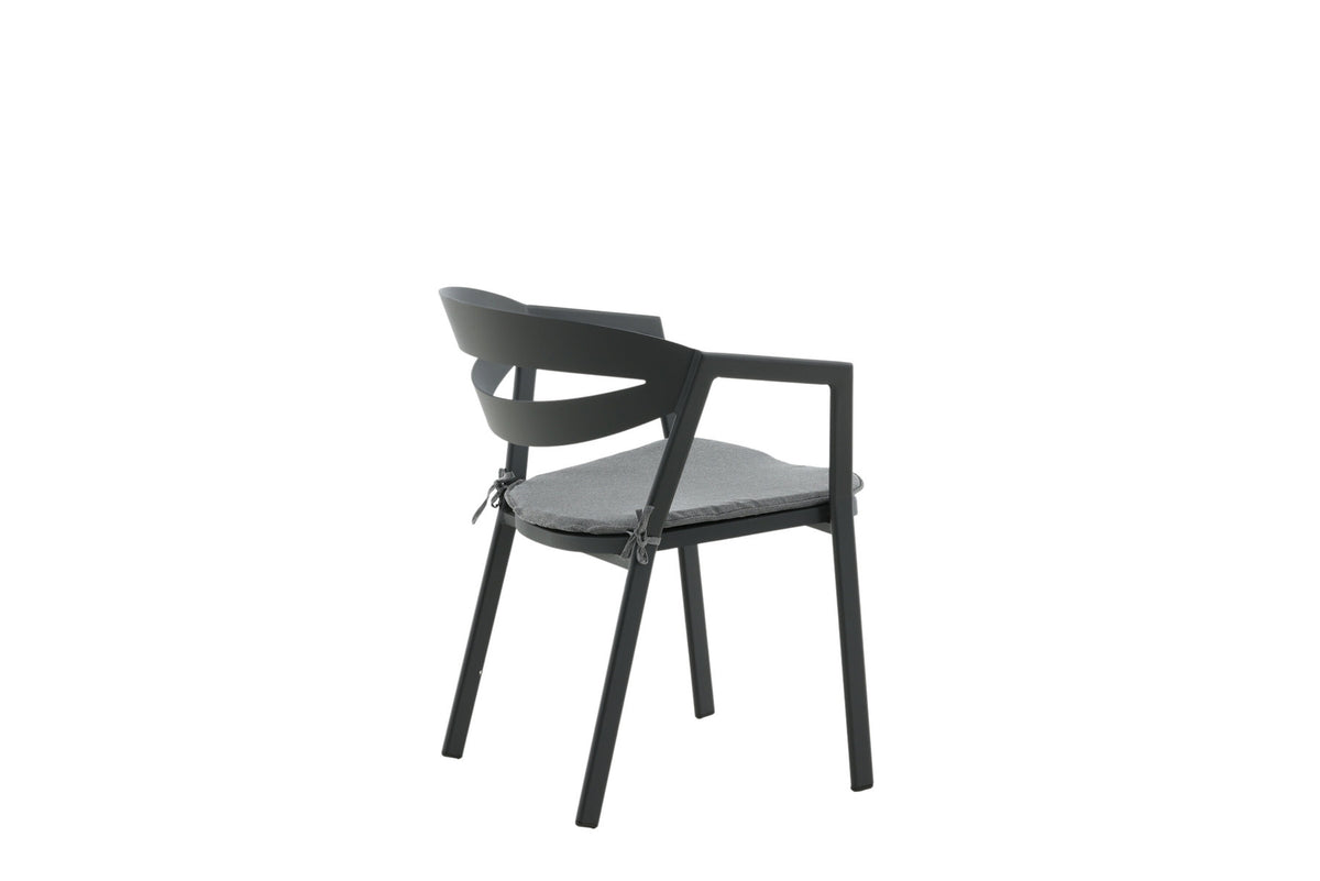 Slit Stuhl in Schwarz präsentiert im Onlineshop von KAQTU Design AG. Gartenstuhl mit Armlehnen ist von Venture Home