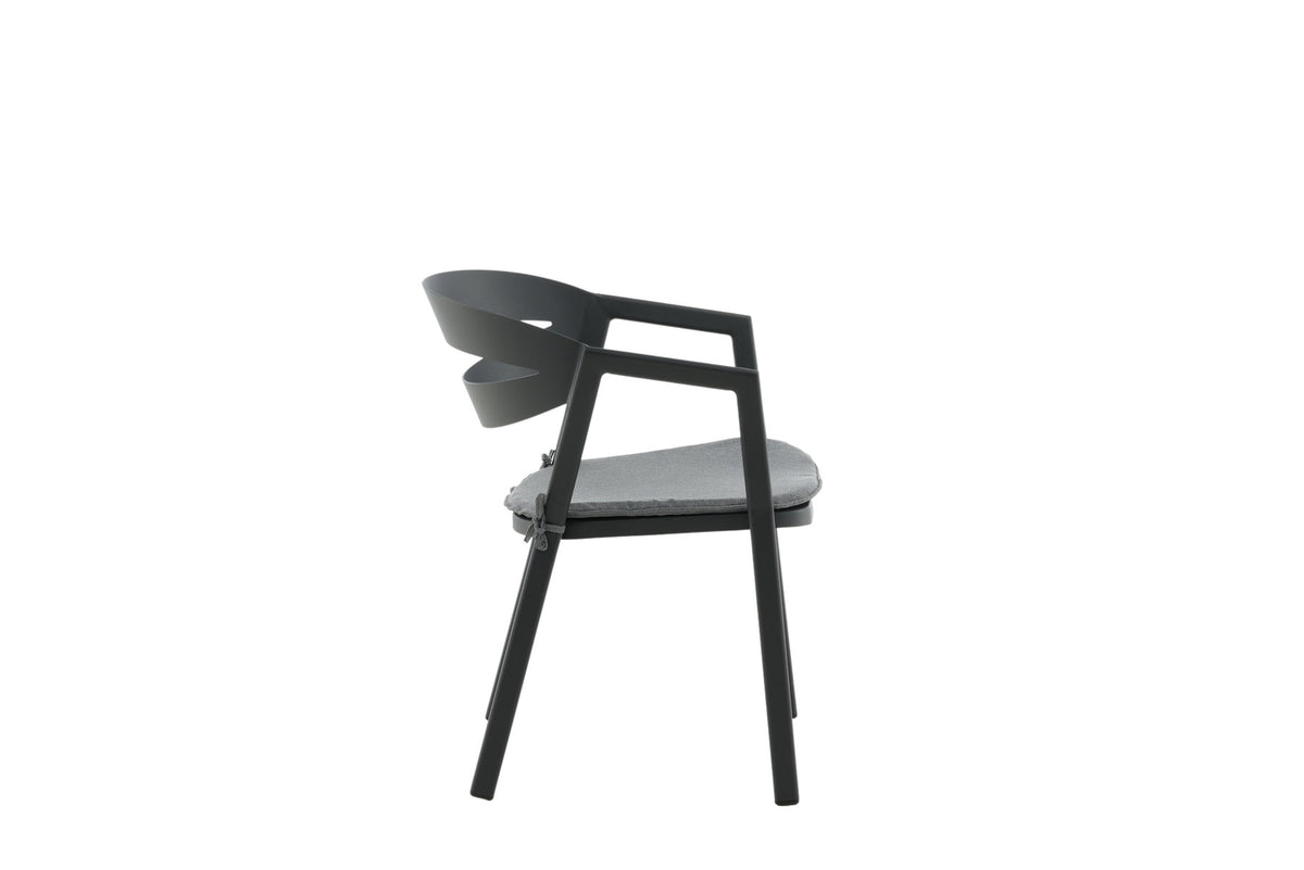 Slit Stuhl in Schwarz präsentiert im Onlineshop von KAQTU Design AG. Gartenstuhl mit Armlehnen ist von Venture Home