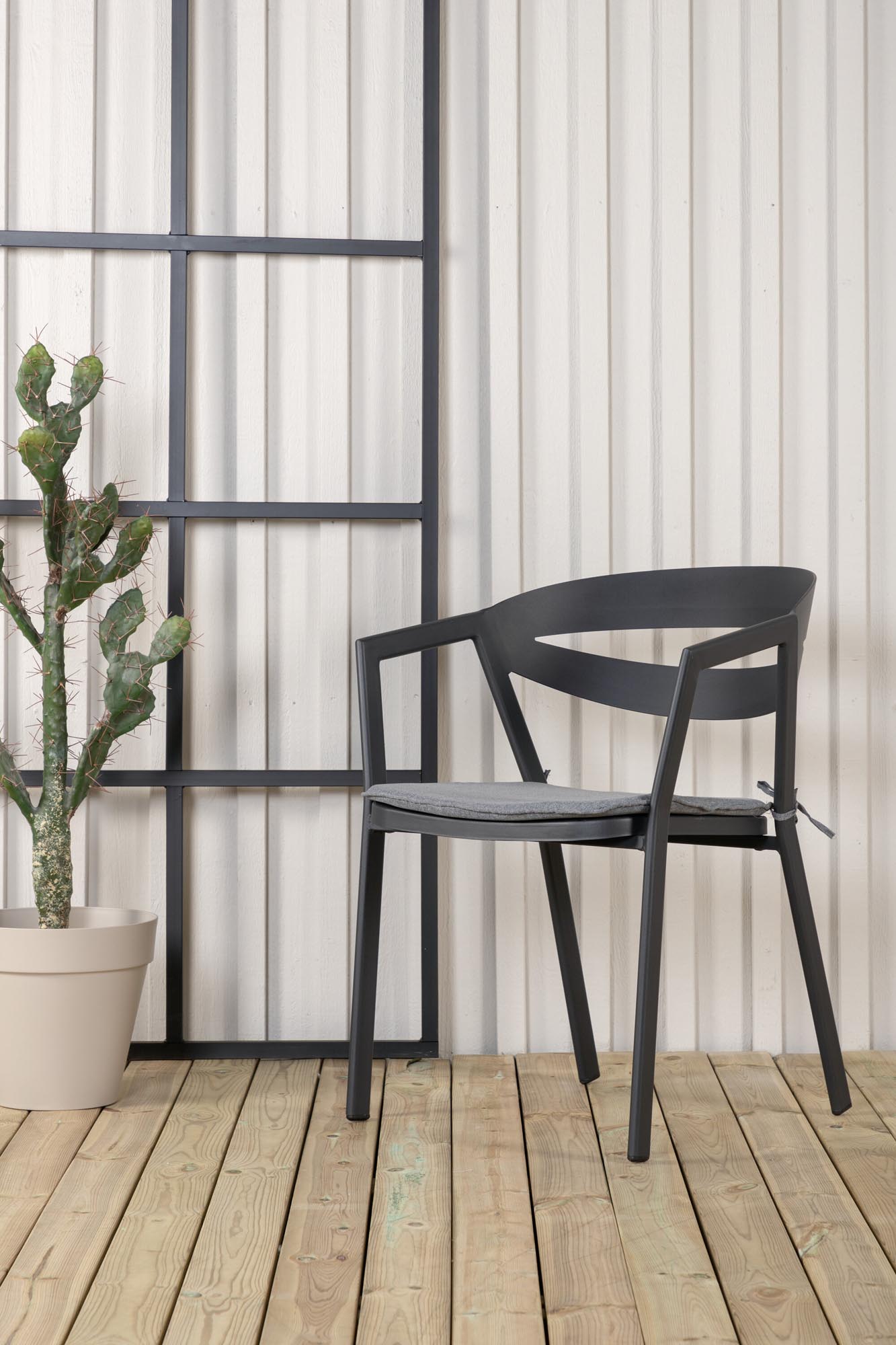 Erleben Sie den Slit Stuhl von Venture Home – ein eleganter, langlebiger Gartenstuhl mit Armlehnen, ideal für entspannte Stunden im Freien.