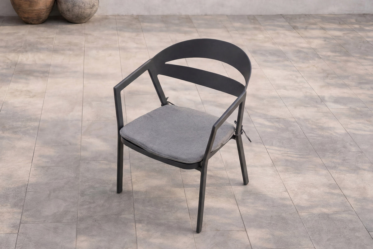 Slit Stuhl in Schwarz präsentiert im Onlineshop von KAQTU Design AG. Gartenstuhl mit Armlehnen ist von Venture Home