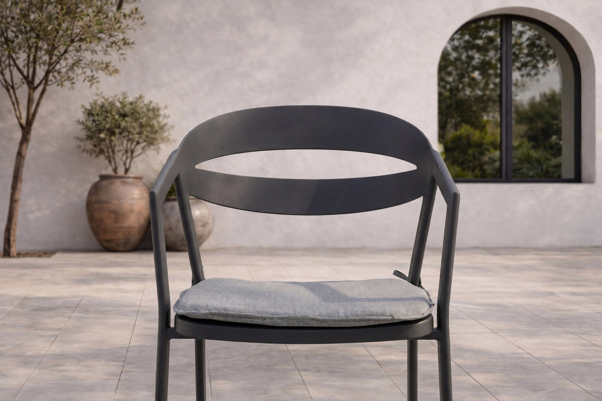 Slit Stuhl in Schwarz präsentiert im Onlineshop von KAQTU Design AG. Gartenstuhl mit Armlehnen ist von Venture Home