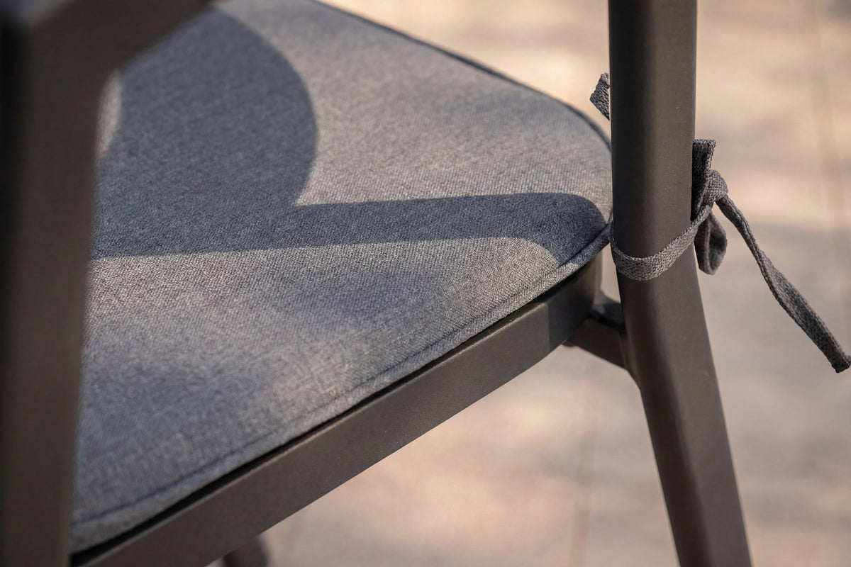 Slit Stuhl in Schwarz präsentiert im Onlineshop von KAQTU Design AG. Gartenstuhl mit Armlehnen ist von Venture Home