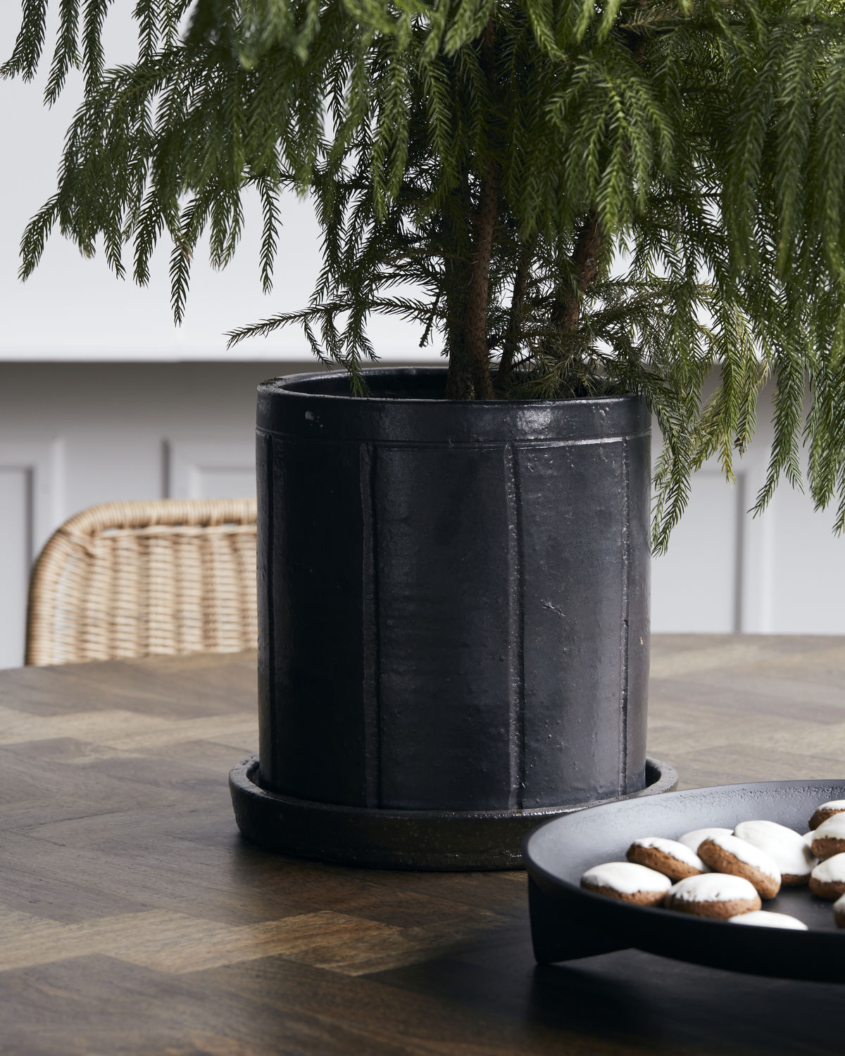 Blumentopf mit Untersetzer, Julian in Braun präsentiert im Onlineshop von KAQTU Design AG. Blumentopf ist von House Doctor